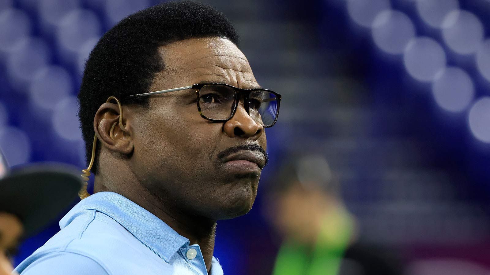 
                <strong>Michael Irvin fordert 100 Millionen Dollar von einer Frau und einer Hotelkette</strong><br>
                Cowboys-Legende Michael Irivn verklagt eine Hotelkette und eine Frau wegen Verleumdung auf 100 Millionen Dollar, nachdem die Frau ihm am Vortag Fehlverhalten während eines kurzen Gesprächs vorgeworfen hatte. Das NFL Network strich Irvin daraufhin aus seinen Planungen für den Super Bowl 2023. Irvin sieht sich als "nächstes Opfer der Cancel Culture", hatte aber noch am Mittwoch angegeben, sich nicht genau an das Treffen mit der Frau zu erinnern. Jetzt muss ein Gericht entscheiden.
              