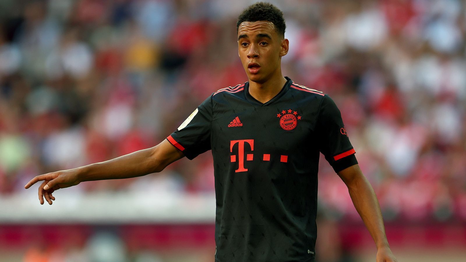 
                <strong>Jamal Musiala (FC Bayern München)</strong><br>
                &#x2022; Vertrag bis: 30. Juni 2026 - <br>&#x2022; Alter: 19 Jahre - <br>&#x2022; Position: Offensiver Mittelfeldspieler - <br>&#x2022; Nationalität: Deutschland/England<br>
              