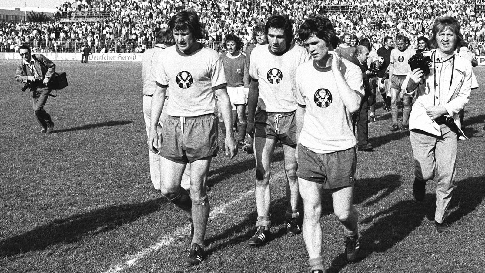 
                <strong>1972/73: Niedersächsisches Fernduell um den Klassenerhalt</strong><br>
                Eintracht Braunschweig und Hannover 96 spielen am letzten Spieltag im Fernduell um den Bundesliga-Verbleib. Die Eintracht geht mit einem Punkt mehr ins letzte Spiel, Hannover hat ein um ein Tor besseres Torverhältnis. Auf beide Teams warten harte Brocken. Braunschweig trifft auf den Tabellenvierten Düsseldorf, während Hannover zum Dritten nach Wuppertal muss. Und tatsächlich, die 96er gewinnen völlig überraschend mit 4:0. Braunschweig verliert zu Hause mit 1:2. Die Eintracht steigt ab, Hannover bleibt in der Liga.
              