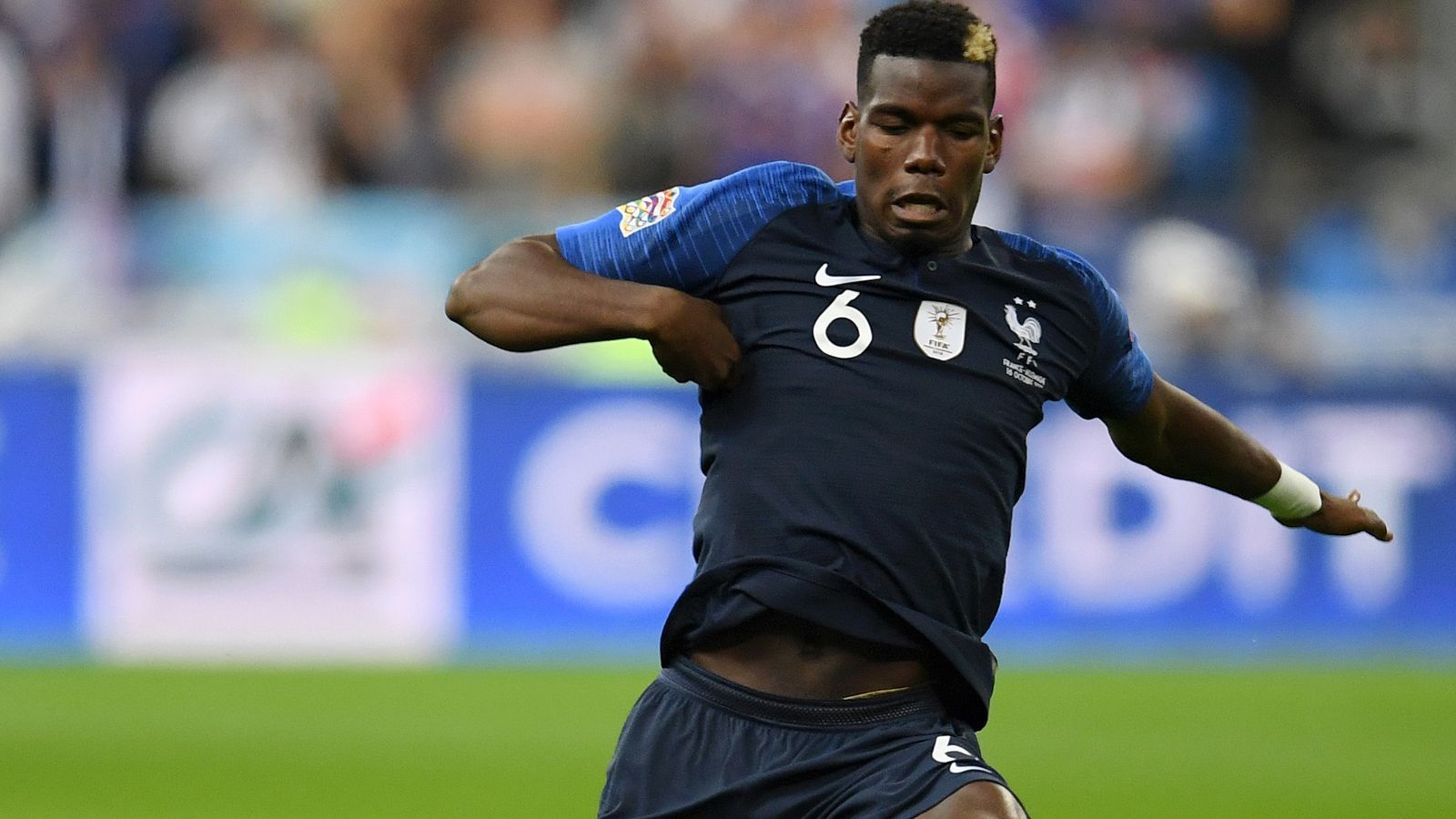 
                <strong>Paul Pogba (Frankreich)</strong><br>
                Der ManUnited-Profi ist in der ersten Halbzeit kaum zu sehen. Bezeichnet für sein Spiel, der Freistoß aus 25 Metern, den er direkt in die Mauer hämmert. In der zweiten Hälfte steigert er sich. Pech, dass sein Distanz-Hammer in der 77. Minute von seinem eigenen Mitspieler Mbappe unglücklich abgefälscht wurde. ran-Note: 3
              