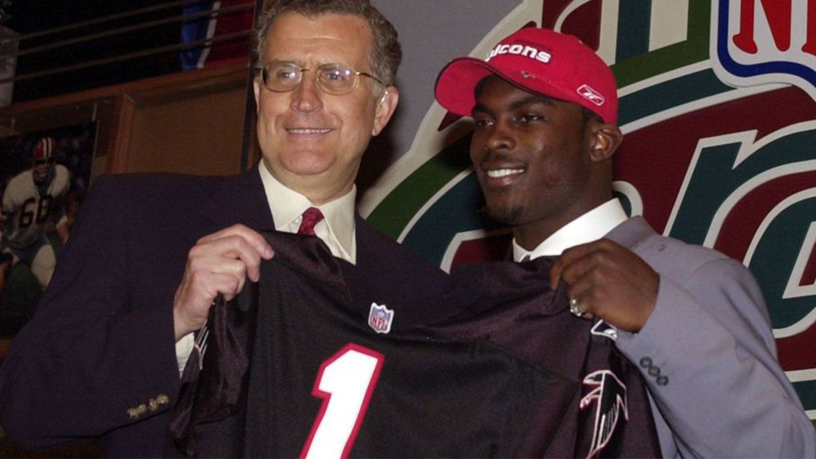 
                <strong>NFL Draft 2001: Michael Vick</strong><br>
                Für den Quarterback von der Virginia Tech traden die Atlanta Falcons nach oben, setzen alles auf eine Karte. Und Vick erfüllt die Erwartungen lange, bis er wegen Organisation von Hundekämpfen zu einer Gefängnisstrafe verurteilt wird. Nach seiner Rückkehr nimmt seine NFL-Karriere noch einmal bei den Philadelphia Eagles Fahrt auf. Nach Stationen bei den New York Jets und Pittsburgh Steelers endet seine Karriere nach der Saison 2015.
              