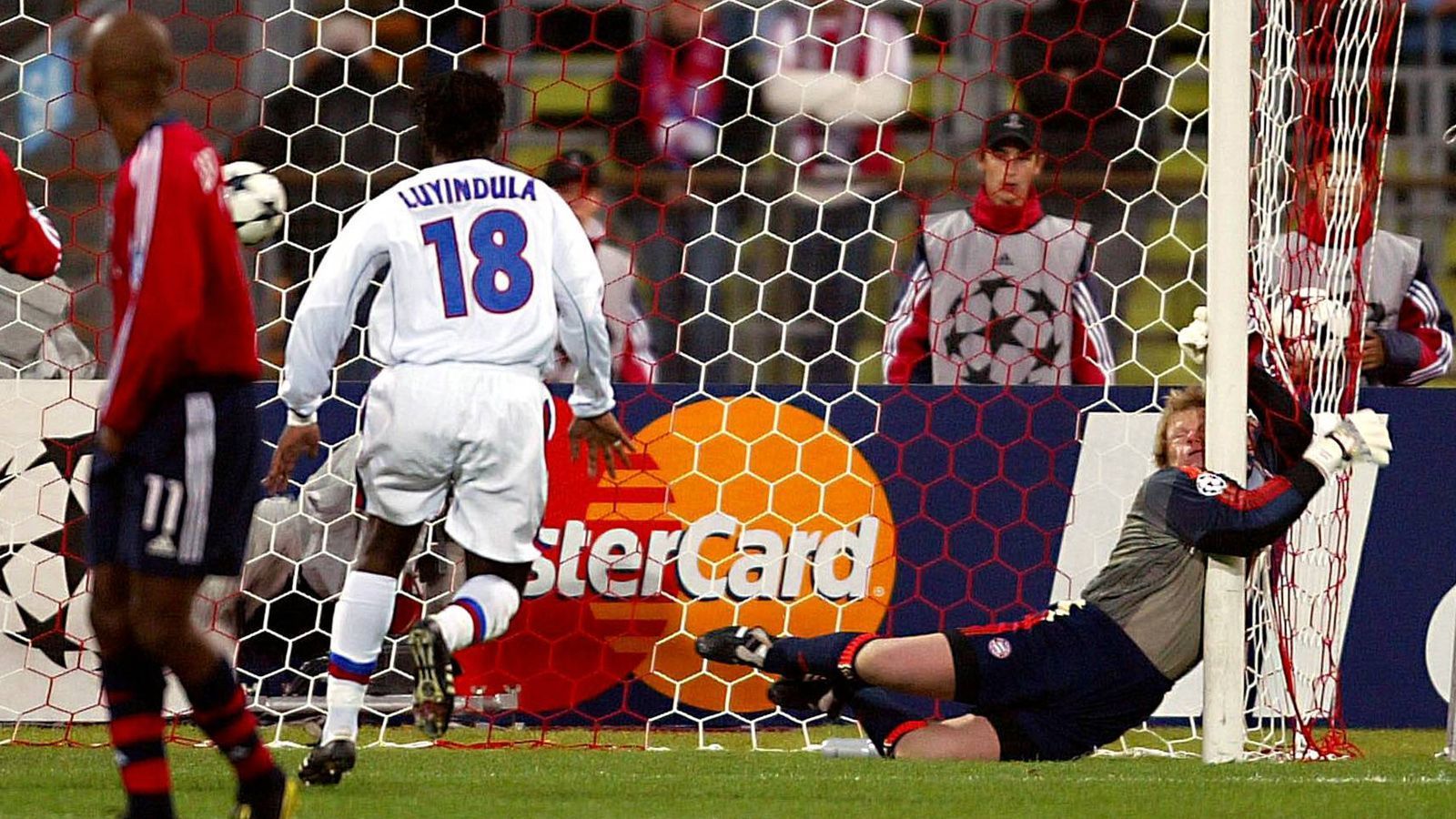 
                <strong>FC Bayern München - Olympique Lyon (Gruppenphase Saison 2003/04)</strong><br>
                Zwei Wochen nach dem 1:1 in Lyon gastierte Olympique im Olympiastadion und schockte die Bayern schon nach wenigen Minuten. Freistoßkünstler Juninho überrumpelte Nationalkeeper Oliver Kahn aus großer Distanz, traf zum 1:0 für die Franzosen. Zwar gelang Roy Makaay in der 14. Minute Ausgleich, am Ende standen die Gastgeber dennoch ohne Punkte da. Ausgerechnet der Ex-Münchner Giovane Elber traf in seinem "alten Wohnzimmer" wenige Minuten nach der Pause zur erneuten Lyon-Führung und dieses 2:1 für Olympique hielt bis zum Schlusspfiff. Später setzten sich sowohl der FC Bayern als auch Lyon in der Gruppenphase durch, die Münchner scheiterten direkt danach im Achtelfinale an Real Madrid, Olympique Lyon eine Runde später an Porto.
              