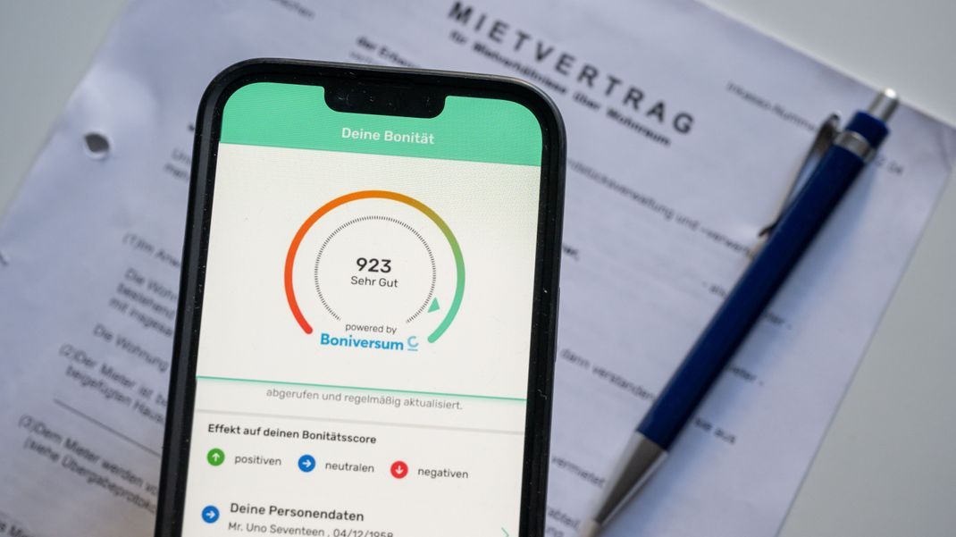 Über eine neue App der Auskunftei Schufa sollen Verbraucher:innen demnächst ihre digital Daten zu ihrer Kreditwürdigkeit einsehen können. 