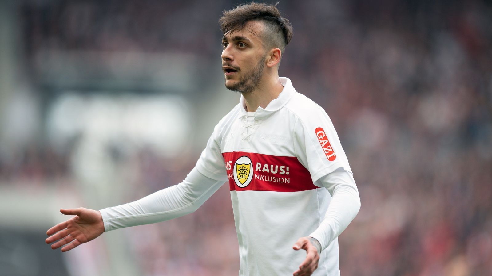 
                <strong>Anastasios Donis</strong><br>
                Dem griechischen Stürmer Anastasios Donis wurde beim VfB von all seinen bisherigen Trainern großes Talent nachgesagt. Das Problem: Der 22-Jährige konnte seine Leistungen im Trikot der Schwaben nie dauerhaft unter Beweis stellen, landete früher oder später bei allen Coaches wieder auf der Bank. In der laufenden Saison hat Donis auch nur ein einziges Bundesliga-Spiel über 90 Minuten bestreiten dürfen (zuletzt beim 1:1 gegen Nürnberg). Der Vertrag des griechischen Nationalspielers läuft noch bis 2021.
              