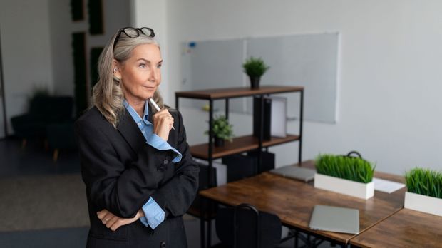 Frau mit grauen Haaren im Büro 