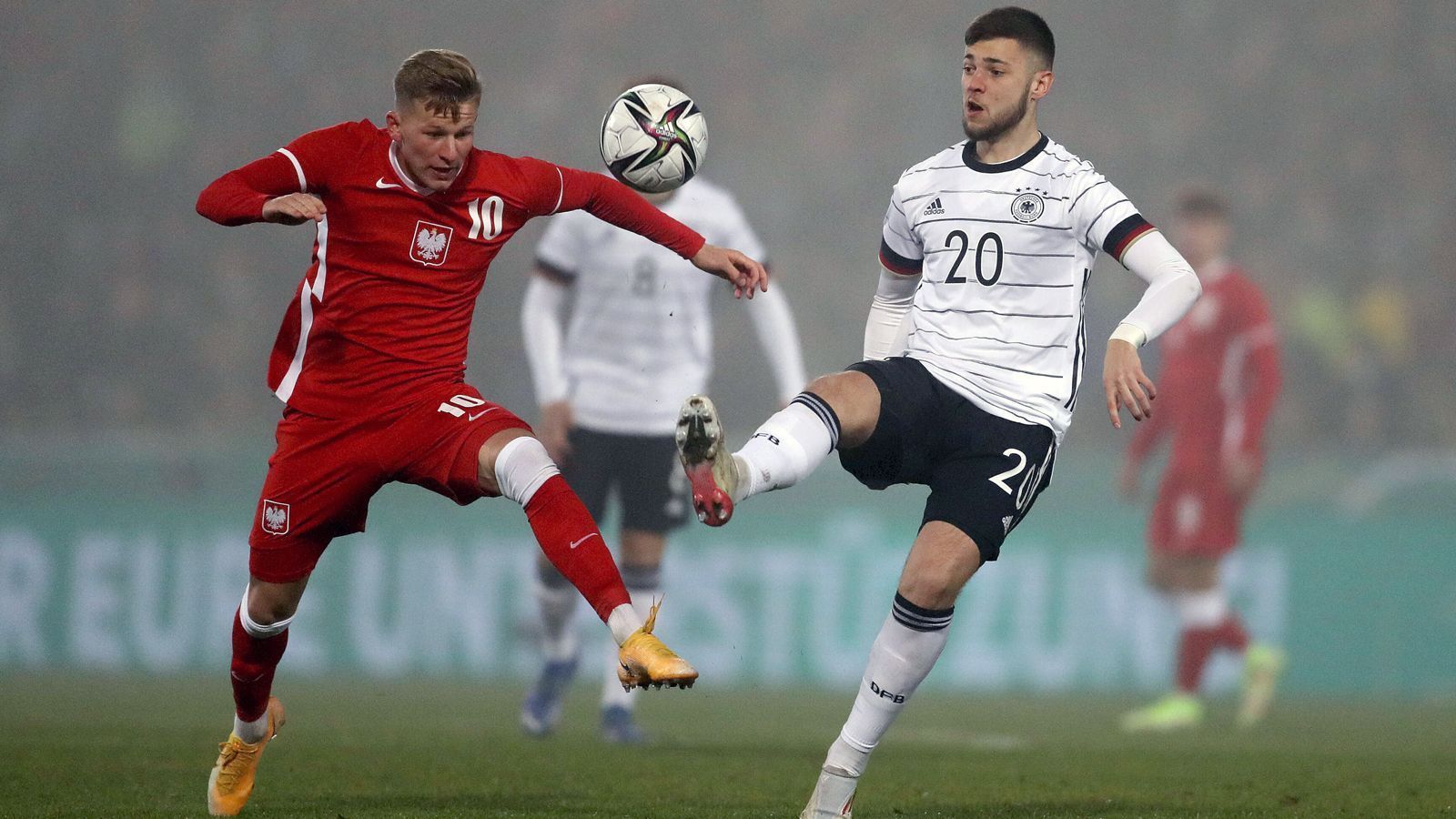 
                <strong>Erik Shuranov (1. FC Nürnberg)</strong><br>
                Kommt gut in die Partie, bietet sich sofort viel an, fordert Bälle, leistet sich dann allerdings nach nur fünf Minuten einen kapitalen Fehlpass, der direkt zum 0:1 führt. Danach sichtlich verunsichert. Muss nach gut 20 Minuten für Roberto Massimo vom Feld, der nach der roten Karte für Mbom als Rechtsverteidiger agiert. ran-Note: 5
              