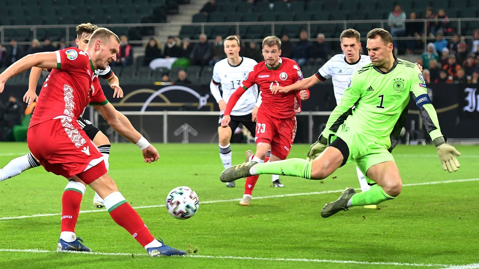 
                <strong>Manuel Neuer</strong><br>
                Erlebt einen ruhigen Abend. Neuer muss erstmals in der 40. Minute ernsthaft eingreifen, da hält er spektakulär gegen Stasevic. In der zweiten Hälfte zeigt er beim Elfmeter von Stasevich seine ganze Klasse. ran-Note: 2
              