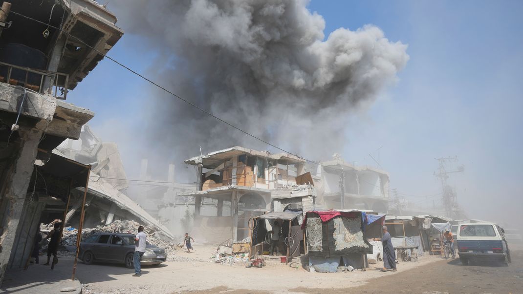 Rauch steigt nach israelischen Bombardements in Chan Junis im Gazastreifen auf. 