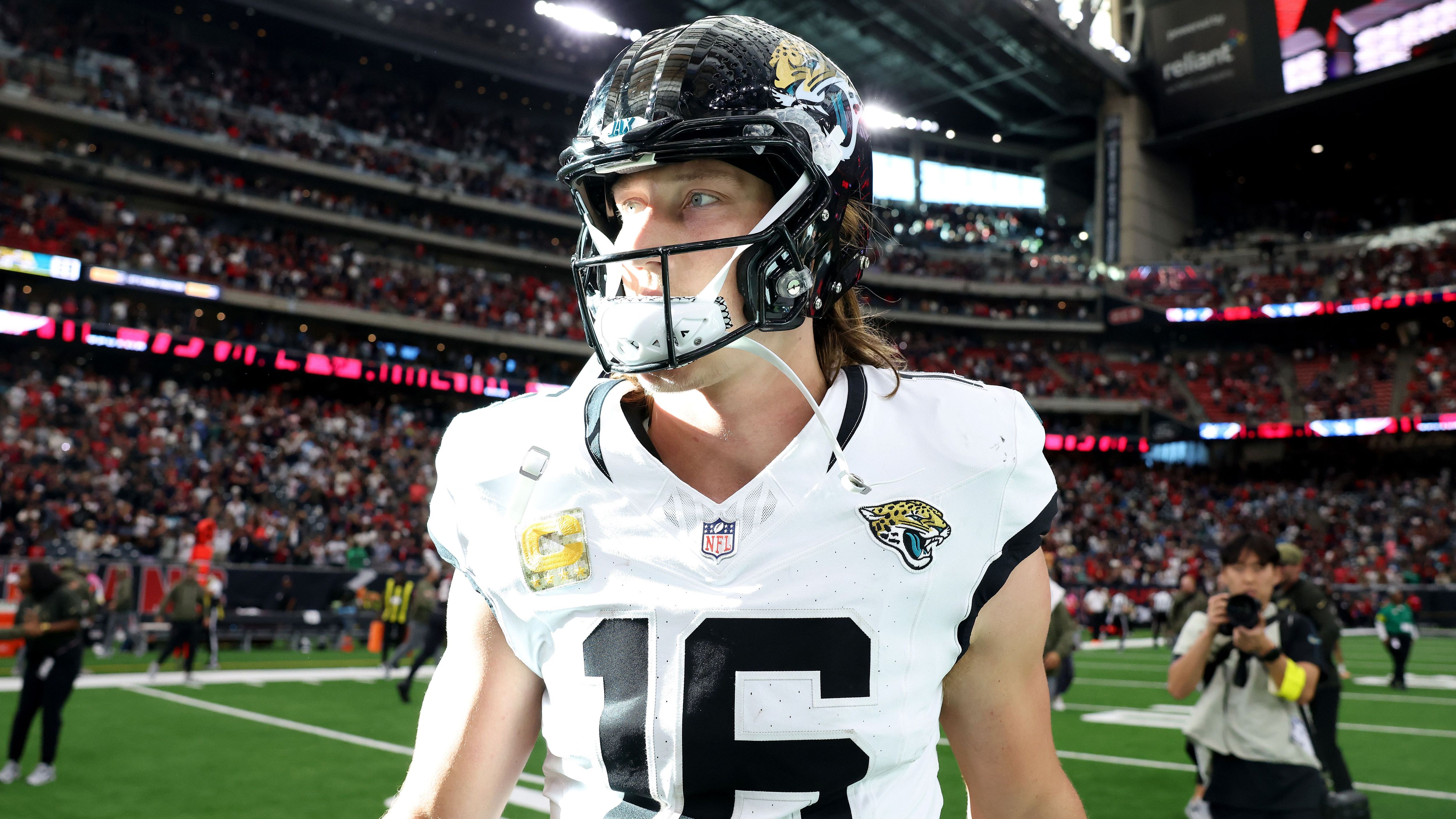<strong>Platz 20: Trevor Lawrence (Jacksonville Jaguars)</strong><br>Es ist paradox: Als Trevor Lawrence 2021 gedraftet wurde, ging die NFL-Welt davon aus, dass er die Jaguars tragen würde. Aber Stand jetzt trägt eher das Team ihn. Lawrence spielt höchstens okay, aber die Jaguars stehen bei 8-4. Gut für das Playoff Picture, schlecht für das QB Ranking.