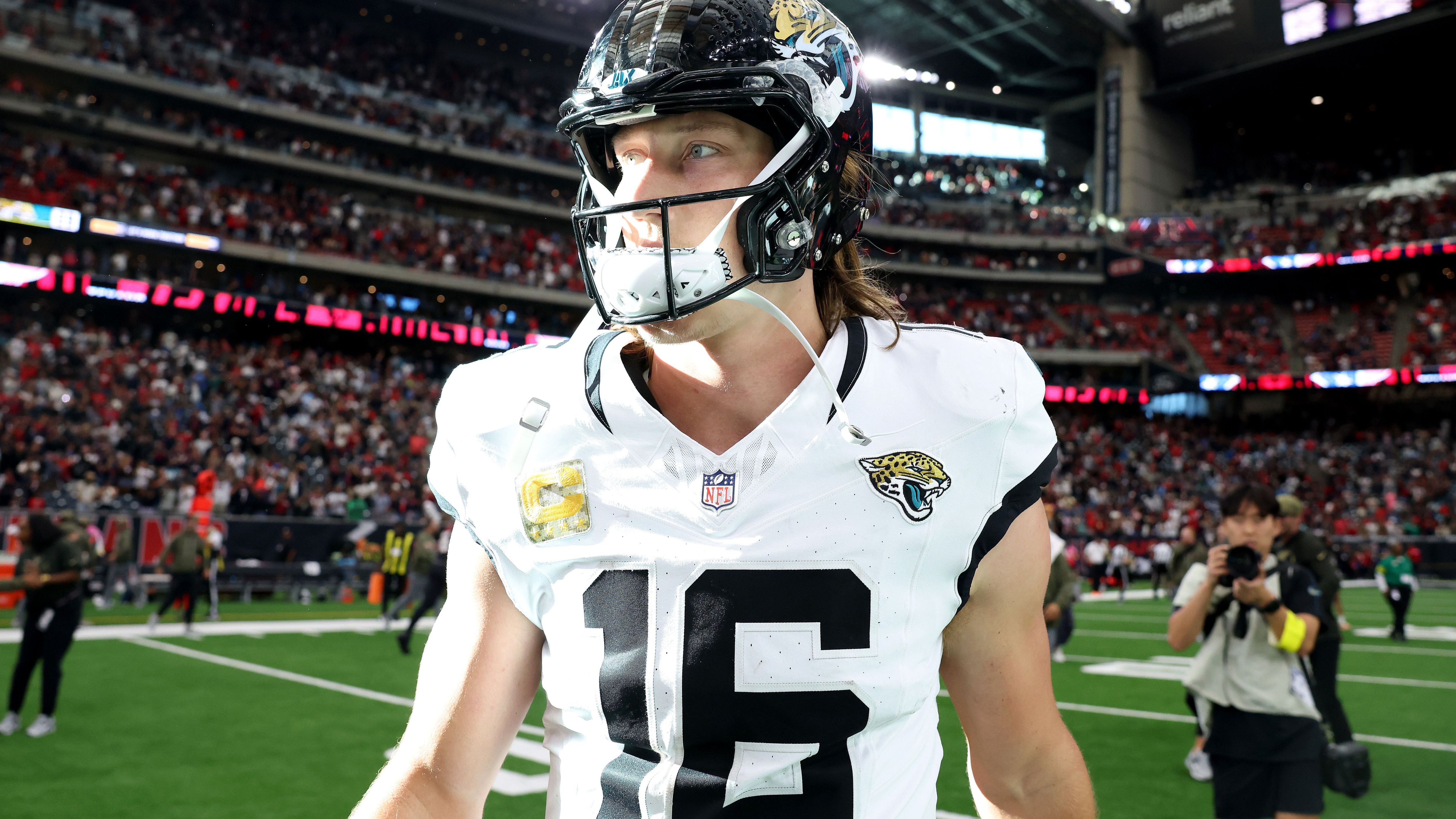 <strong>Platz 22: Trevor Lawrence (Jacksonville Jaguars)</strong><br>Es ist nicht die Saison von Trevor Lawrence. Das zeigte sich auch bei der Niederlage bei den Houston Texans. Der einstige First Overall Pick kam nie in seinen Rhythmus, stand am Ende mit einem Touchdown-Pass und einer Interception da. Damit bleibt es dabei: Nur in zwei Spielen gelangen ihm mehr als ein Score durch die Luft.