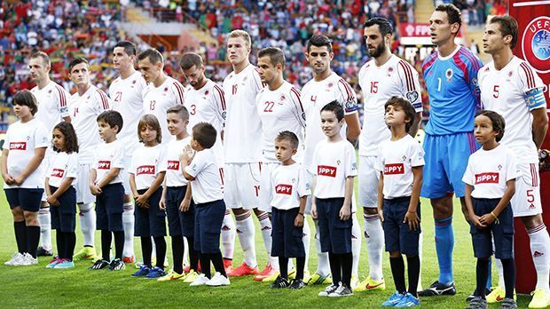 
                <strong>Albaniens Mannschaft</strong><br>
                Albaniens Mannschaft: Auch das Team vom Balkan reist zum allerersten Mal zu einer EM-Endrunde. Nach dem 3:0 in Armenien schnappen die Albanier den spielfreien Dänen den zweiten Platz vor der Nase weg. Eine Sensation!
              