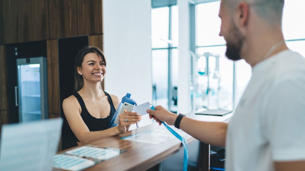 Von der Mitgliedschaft zur Umkleide und dem richtigen Trainingsstart: Im Fitnessstudio gibt es einige Dinge, auf die du als Neuling achten solltest. 