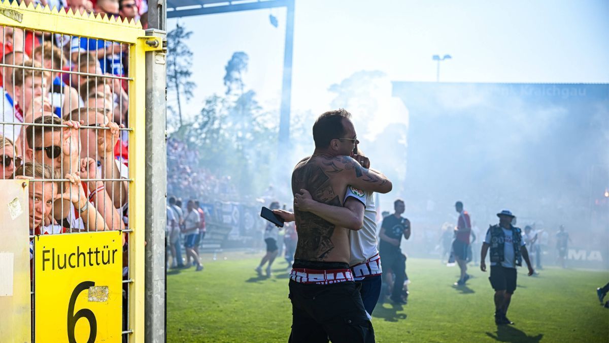 
                <strong>8. Platzsturm in Sandhausen: HSV feiert Aufstieg!</strong><br>
                Abpfiff bei Sandhausen gegen HSV (0:1) und Greuther Fürth gegen Darmstadt (4:0). Nach 90 Minuten ist Darmstadt Zweitliga-Meister - und der HSV Aufsteiger! Der Hamburger Anhang strömt aufs Spielfeld.
              