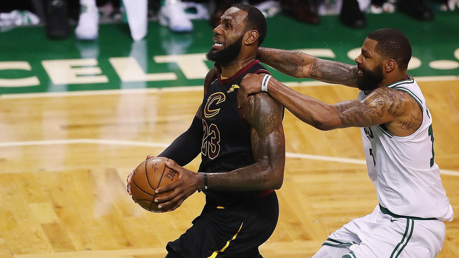 
                <strong>Knackt LeBron den Scoring-Rekord?</strong><br>
                Mit 33 Jahren hat LeBron James bereits jetzt die siebtmeisten Regular-Season-Punkte in der NBA-Historie erzielt. Die Chancen, eines Tages den All-Time-Record zu knacken, stehen dabei überhaupt nicht schlecht: James ist der jüngste Spieler der die magische Marke von 31.000 Punkte erreichte. Spielt er auch nur ansatzweise so lange, wie Rekordhalter Kareem Abdul-Jabbar, der seine Karriere mit erst 42 Jahren beendete, sind dessen 38.387 Punkte nur eine Formsache.
              