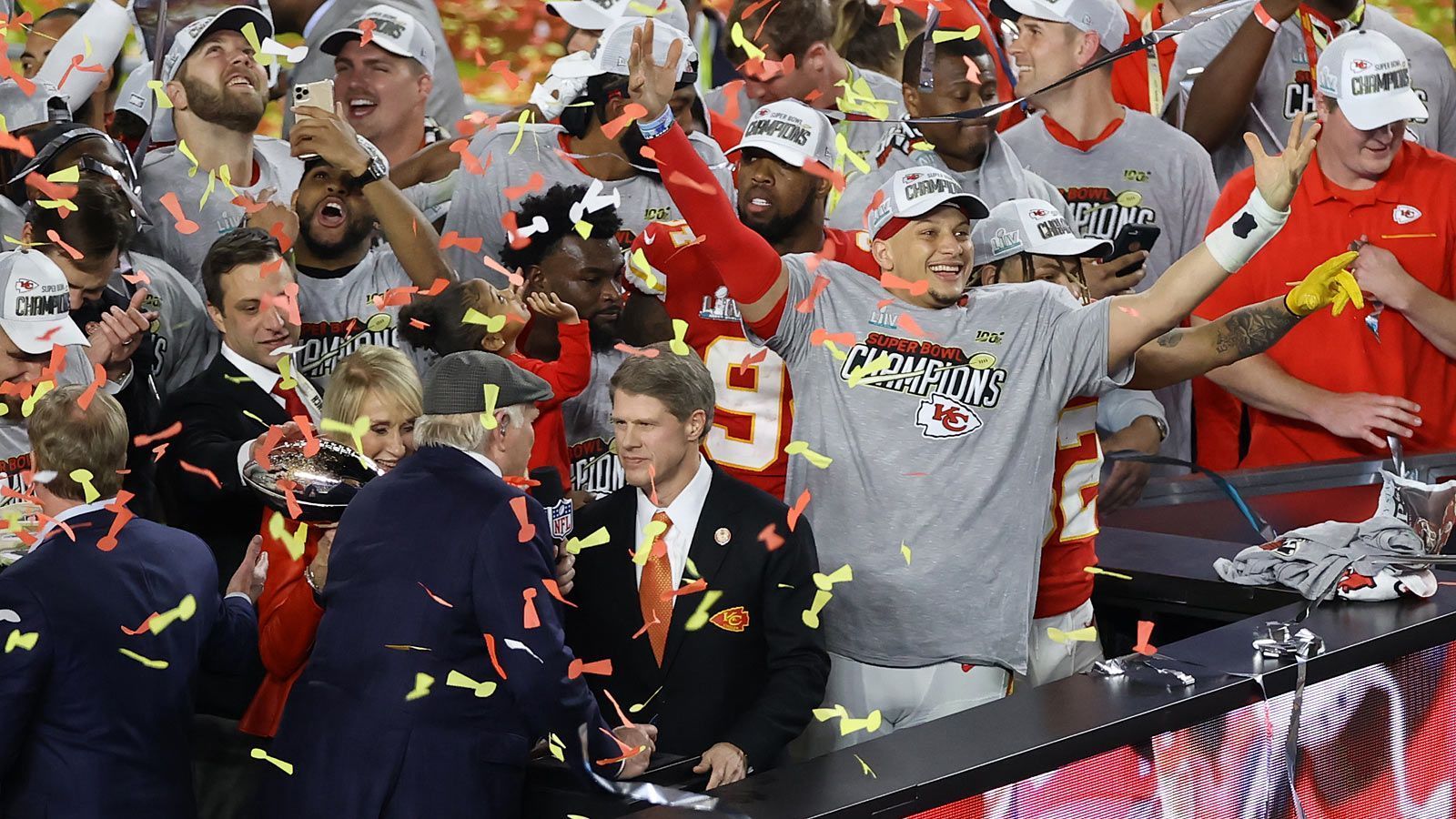 
                <strong>Super-Bowl-Sieger: So feiern die Kansas City Chiefs!</strong><br>
                Der große Moment: Teambesitzer Clark Hunt bekommt die Vince Lombardy Trophy überreicht.
              