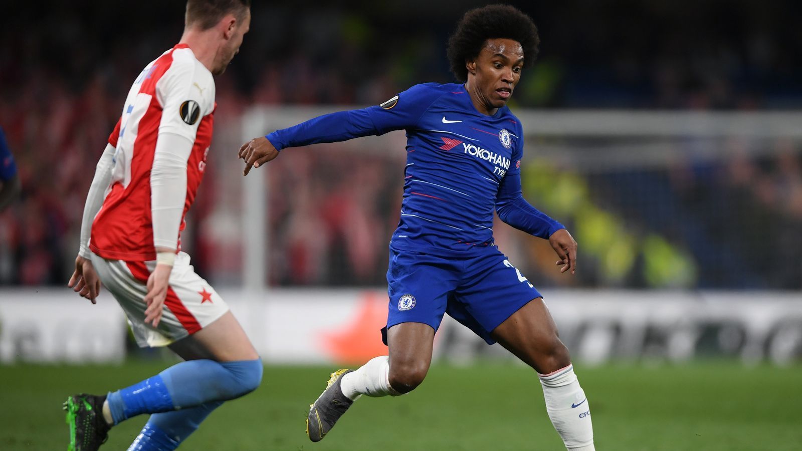 
                <strong>Willian (FC Chelsea)</strong><br>
                Beim Europa-League-Sieger FC Chelsea könnten im Sommer 2020 wohl mehrere Stars vor dem Abgang stehen. Etwa beim langjährigen Stammspieler Willian läuft der Vertrag aus. Der 31-jährige Brasilianer spielt nun schon seit 2013 für die Londoner. Immerhin hat der Flügelflitzer in seinem möglicherweise letzten Chelsea-Jahr noch die Ehre, unter einem ehemaligen Mitspieler zu trainieren. Denn seit Saisonbeginn coacht Klub-Ikone Frank Lampard die "Blues". Willian wurde unter anderem als Zugang bei Bayern München gehandelt.
              