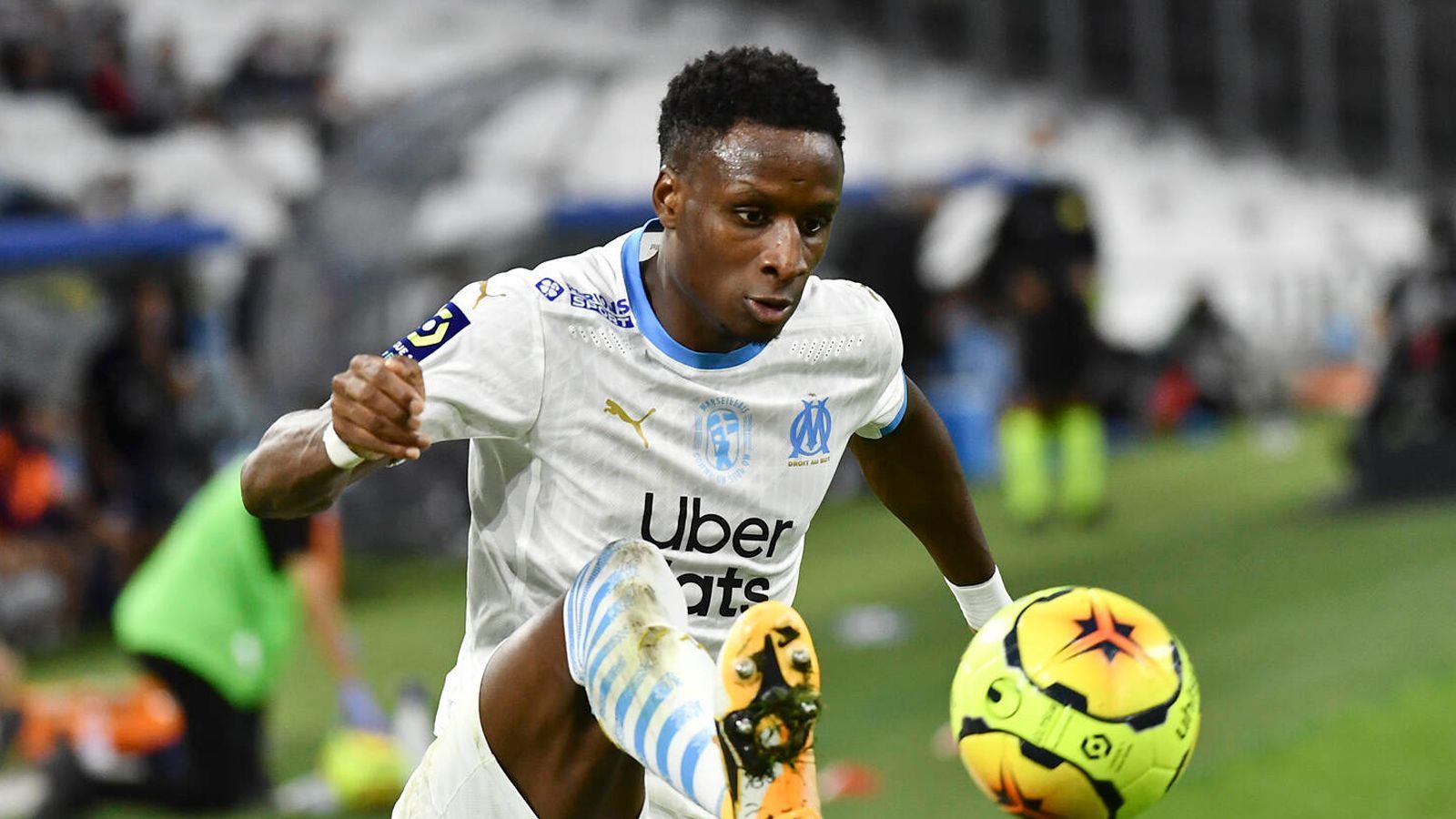 
                <strong>Bouna Sarr</strong><br>
                Sportvorstand Hasan Salihamidzic ist überzeugt von Sarr. "Bouna Sarr ist ein dynamischer Rechtsverteidiger, der sehr gut zu unserer Spielauffassung passt. Er wird uns auf einer wichtigen Position helfen", so Salihamidzic: "Sarr bringt mit seinen 28 Jahren Erfahrung und Stabilität ein, zudem glauben wir, dass er sich beim FC Bayern noch einmal weiterentwickeln wird." Salihamidzic würde es beosnders freuen, denn Sarr bekommt seine Rückennummer 20, die Salihamidzic von 1998 bis 2007 trug.
              