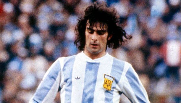 
                <strong>Mario Kempes (Argentinien)</strong><br>
                Mario Kempes (Argentinien) war im WM-Finale 1978 mit zwei Toren der Matchwinner für die Gastgeber. Bei der Copa America hatte Kempes 1975 die große Chance. Doch trotz drei Treffern kam das Aus in der Vorrunde für die Argentinier. 
              