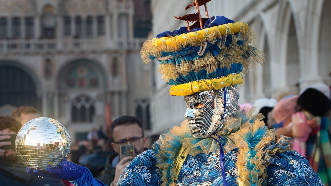 In Venedig sieht man zum Karneval glamouröse Verkleidungen und Masken.