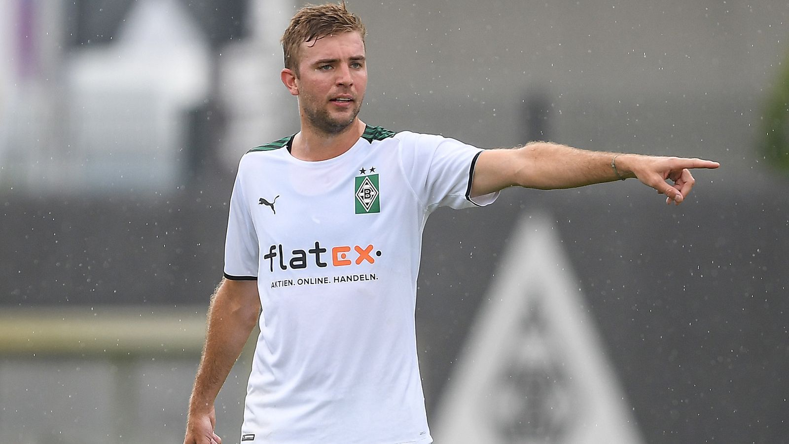 
                <strong>Christoph Kramer (Borussia Mönchengladbach)</strong><br>
                Der verlängerte Arm von Neu-Fohlen-Coach Adi Hütter auf dem Rasen. Organisiert, dirigiert und agiert im defensiven Mittelfeld was das Zeug hält. Spielt eine überragende Anfangsphase, schafft es dann aber nicht mehr so sehr, Ruhe ins Gladbacher Spiel zu bringen. Trotzdem mit einer durchaus ansprechenden Leistung. ran-Note: 3
              