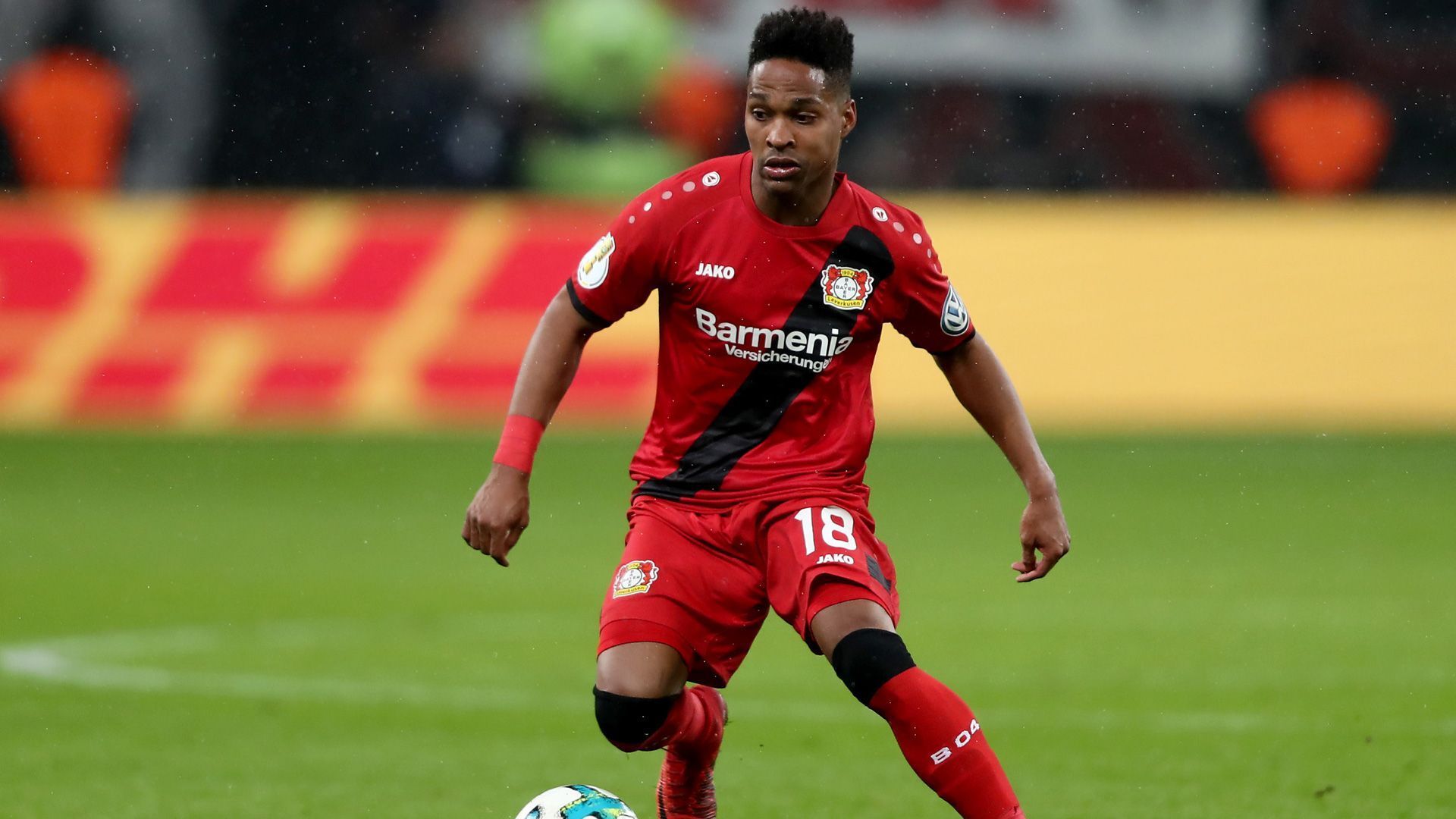 
                <strong>Linksverteidiger: Wendell</strong><br>
                Seit Sommer 2014 steht Wendell Nascimento Borges bei Leverkusen unter Vertrag. Der Linksverteidiger wechselte von Gremio Porto Alegre zur Werkself. Mit aktuell 159 Spielen ist Wendell der Brasilianer mit den meisten Bundesliga-Einsätzen für Leverkusen. Seine Dynamik und sein Offensivdrang sorgten dafür, dass der 26-Jährige auf der linken Abwehrseite meistens gesetzt ist. Aber nicht nur sein fußballerisches Können, auch seine erfrischende Art und seine Humor machen ihn bei Team und Anhängern äußerst beliebt. Sein Vertrag geht noch bis 30. Juni 2021.
              