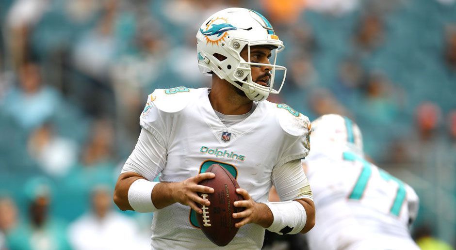 
                <strong>Gewinner: Matt Moore (Miami Dolphins)</strong><br>
                War es wirklich eine kluge Entscheidung der Miami Dolphins, Jay Cutler nach der Verletzung von Starting-Quarterback Ryan Tannehill zu verpflichten und mit einem Jahresgehalt von rund zehn Millionen US-Dollar auszustatten? Bereits damals behaupteten einige Experten, Backup Matt Moore wäre die bessere Lösung gewesen. Dies konnte er nun am Wochenende gegen die New York Jets beweisen. Als er für den verletzten Jay Cutler in die Partie gebracht wurde, lagen die Dolphins mit 14:28 zurück. Moore führte sie zu einem 31:28 Sieg. Ob das auch mit Cutler gelungen wäre?
              