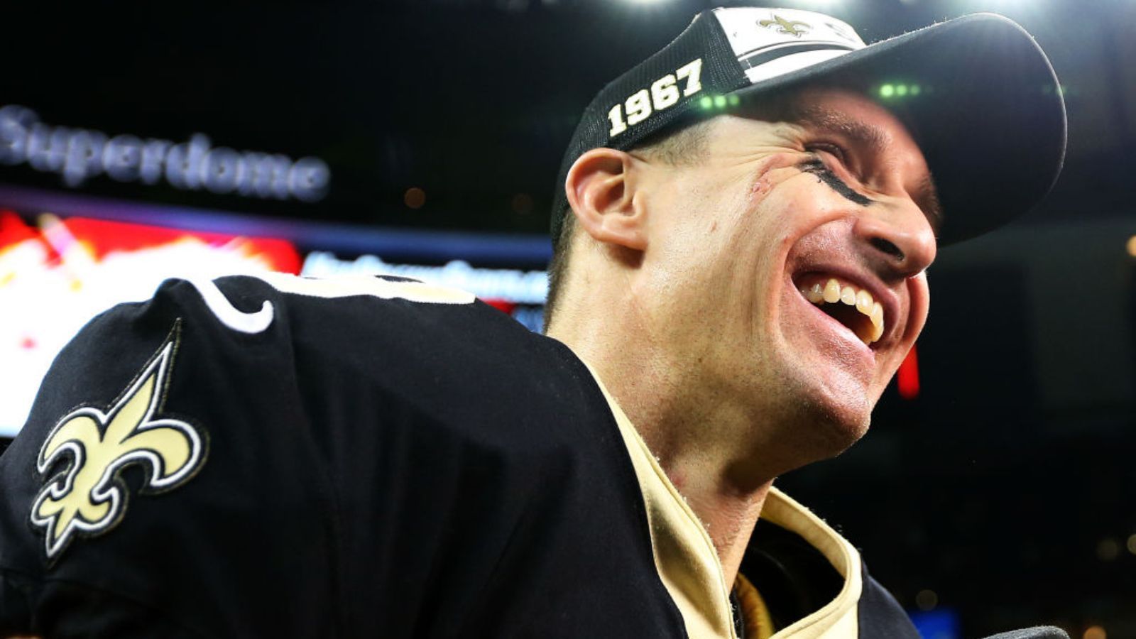 
                <strong>Walter Payton Man of the Year</strong><br>
                Als der Hurrikan Katrina die USA und vor allem die Stadt New Orleans erschütterte, war der positive Geist der Stadt nahezu gebrochen. Drew Brees war es, der gerade erst aus San Diego nach Louisiana wechselte, der seinen Einfluss als Quarterback der Saints nutzte, um unter anderem Spendenaktionen zu organisieren und der Stadt aus diesem Loch zu helfen, in das sie gefallen war. Für diese Verdienste wurde er 2006 von der NFL mit dem "Walter Payton Man of the Year"-Award ausgezeichnet.
              