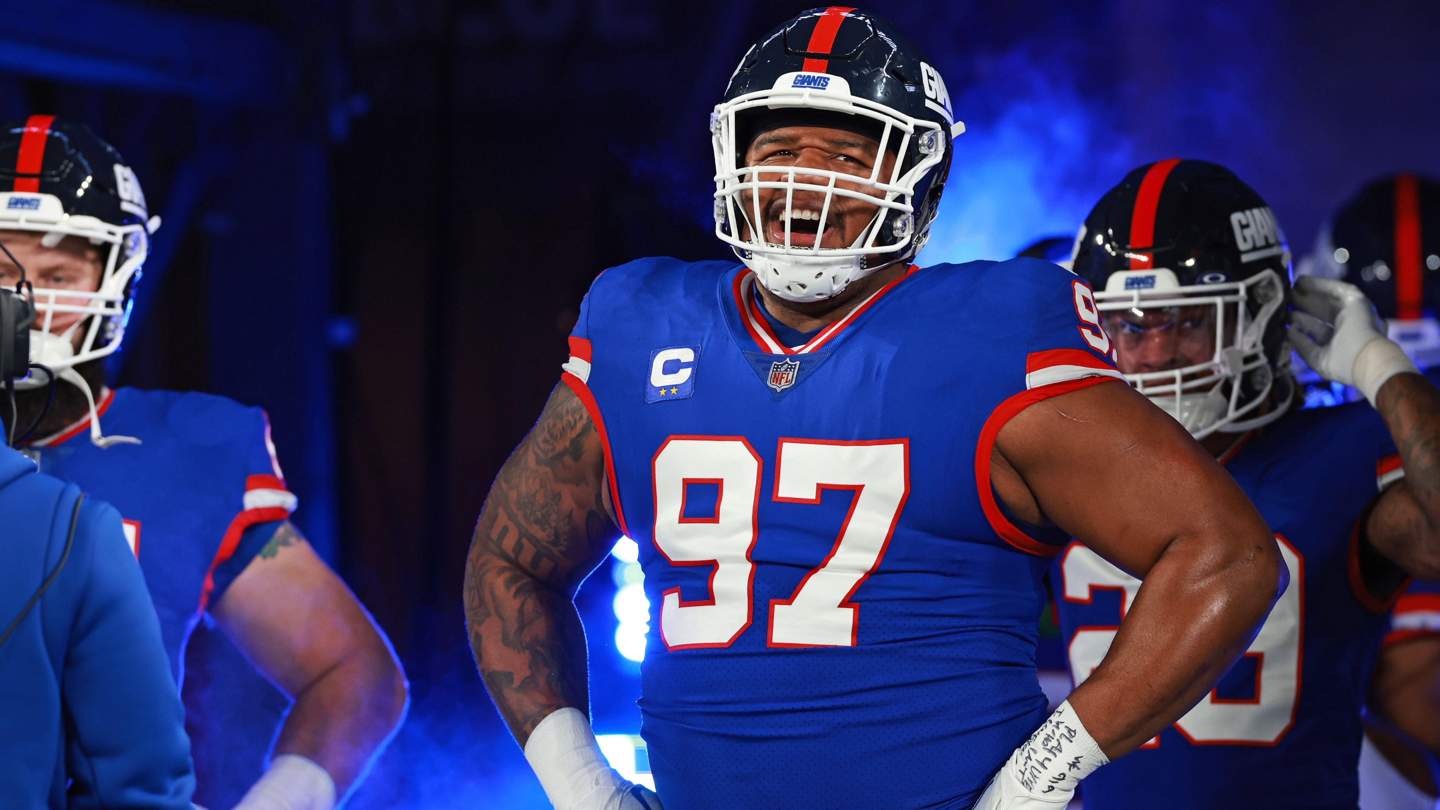 <strong>New York Giants: Dexter Lawrence</strong><br>Manchmal schwimmt Lawrence unter dem Radar, aber der zweimalige All-Pro ist einer der besten Defensivspieler der Liga. Ihm ist es zu verdanken, dass die Defense der Giants eine Unit ist, die ihrer schwachen Offense zumindest ab und an einen Sieg retten konnte.