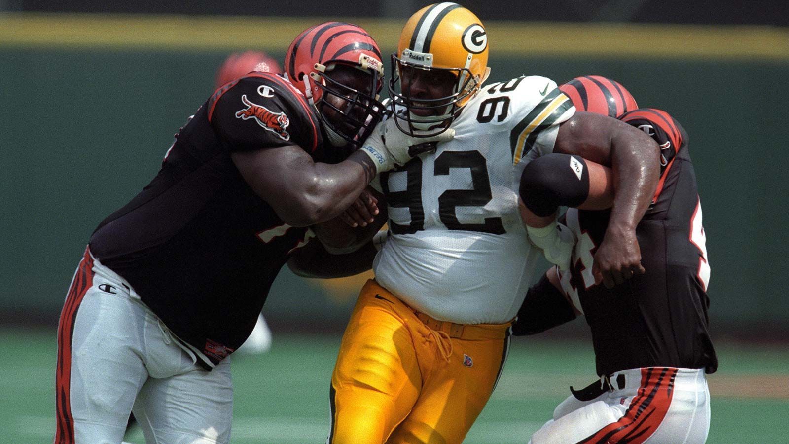 
                <strong>Reggie White - 1984</strong><br>
                Noch eine absolute Legende aus dem Supplemental Draft von USFL und CFL Spielern im Jahr 1984. Reggie White trieb gegnerischen Angreifern bis ins Jahr 2000 den Angstschweiß auf die Stirn. 198 Sacks in seiner Karriere sind nach wie vor die zweitmeisten in der Geschichte der NFL. Nach insgesamt 13 Nominierungen für das erste und zweite All-Pro-Team, zwei Defensive-Player-of-the-Year-Titeln und dem Super-Bowl-Sieg 1997 wurde der Defensive End 2006 posthum in die Hall-of-Fame der NFL aufgenommen.
              