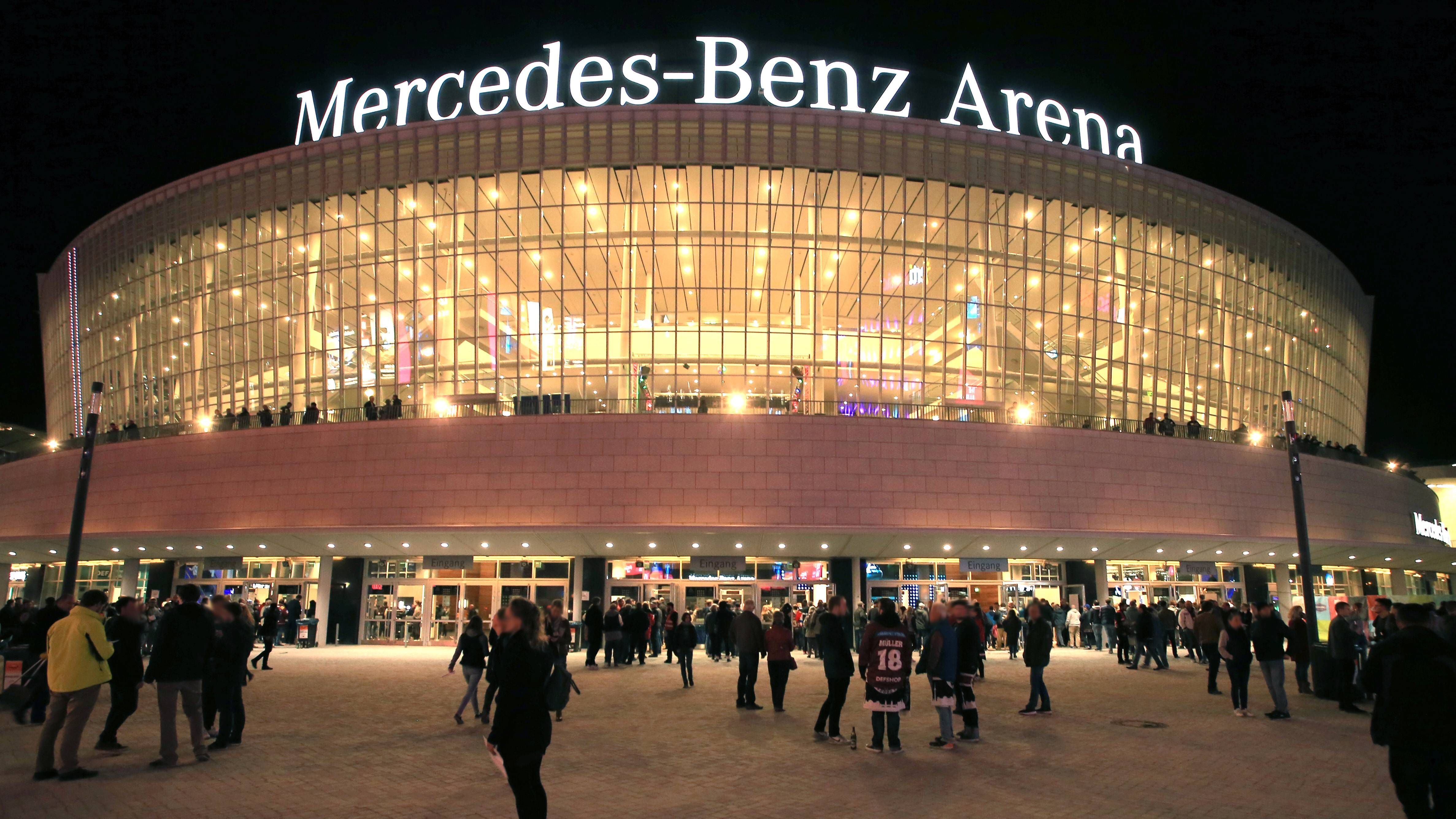 <strong>Mercedes-Benz Arena (Berlin)<br></strong>Nach der Partie in Düsseldorf geht es für die deutsche Nationalmannschaft weiter nach Berlin, wo die beiden übrigen Gruppenspiele gegen Nordmazedonien am 14. Januar (<a href="https://www.ran.de/sports/ticker/ma9396652/liveticker">ab 20:30 Uhr im Liveticker</a>) und zwei Tage später gegen Frankreich (<a href="https://www.ran.de/sports/ticker/ma9396656/liveticker">ab 20:30 Uhr im Liveticker</a>) anstehen.