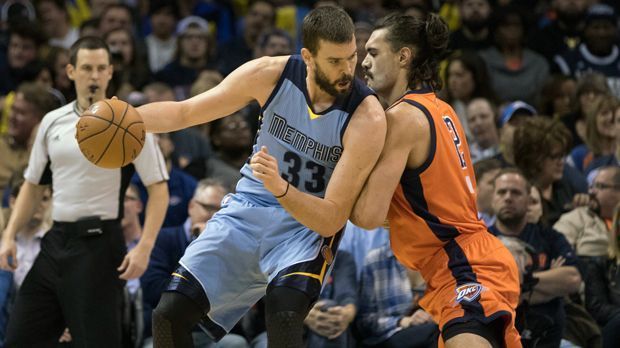 
                <strong>Spanien: Marc Gasol (Center, Memphis Grizzlies)</strong><br>
                Paus Bruder Marc lebt nicht nur von dem Namen Gasol. Der fünf Jahre jüngere Gasol gehört zu den besten Centern der Liga. Unter dem Brett ist er vor allem aufgrund seiner Verteidigung gefürchtet. Nicht umsonst wurde er 2013 zum Defensive Player of the Year ausgezeichnet. Aber auch im Angriff weiß Gasol zu glänzen. In seinen bisherigen acht Jahren NBA war sein Saisonschnitt nie unter 10 Punkten, sechs Mal übertraf er die 14 Punkte. Und: In den Playoffs legte er immer noch eine Schippe drauf, auch wenn es mit Memphis nie zum großen Wurf reichte.
              