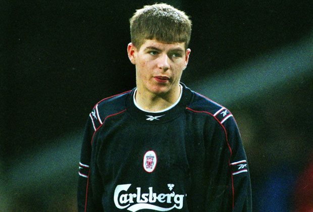 
                <strong>Debut für Liverpool</strong><br>
                Der Kapitän geht von Bord. Steven Gerrard verlässt am Saisonende den FC Liverpool. Sein Debüt gab der damals 18-Jährige im November 1998 und avancierte schnell zum Stammspieler der "Reds".
              