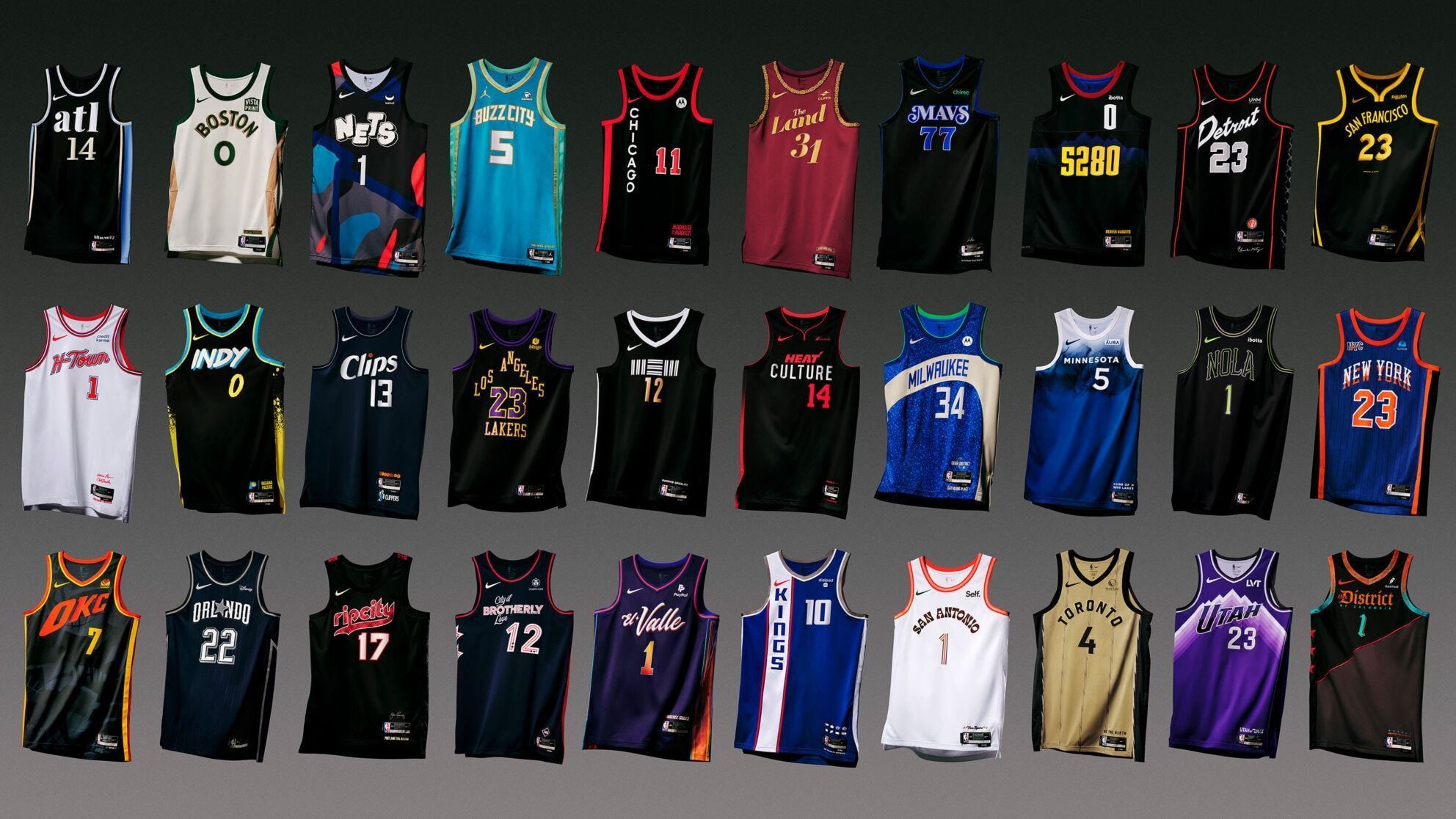 <strong>NBA: Die "City Edition" Jerseys der 30 Teams</strong><br>Nike und die 30 NBA-Teams haben ihre "City Edition"-Jerseys für die Saison 2023-24 enthüllt. Jedes Jahr sollen diese speziellen Trikots die Geschichte und das kulturelle Erbe der einzelnen Franchises und ihrer Städte repräsentieren. Im neuen In-Season-Turnier werden alle Heimteams mit den "City Edition"-Trikots auflaufen. <em><strong>ran</strong></em> zeigt alle 30 Jerseys und ihre Bedeutung.