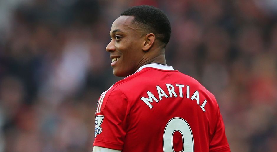 
                <strong>Platz 1: Manchester United</strong><br>
                Platz 1: Manchester United mit 2,85 Millionen verkauften Trikots (ein Plus von 40 Prozent). Youngster Anthony Martial war bei den Fans besonders beliebt, im Spieler-Vergleich schaffte er es mit seinen verkauften Jerseys sogar auf Platz drei - knapp vor Bastian Schweinsteiger. Der DFB-Star belegt immerhin Platz vier, obwohl der 31-Jährige einen Großteil der Saison verletzungsbedingt verpasste. 
              