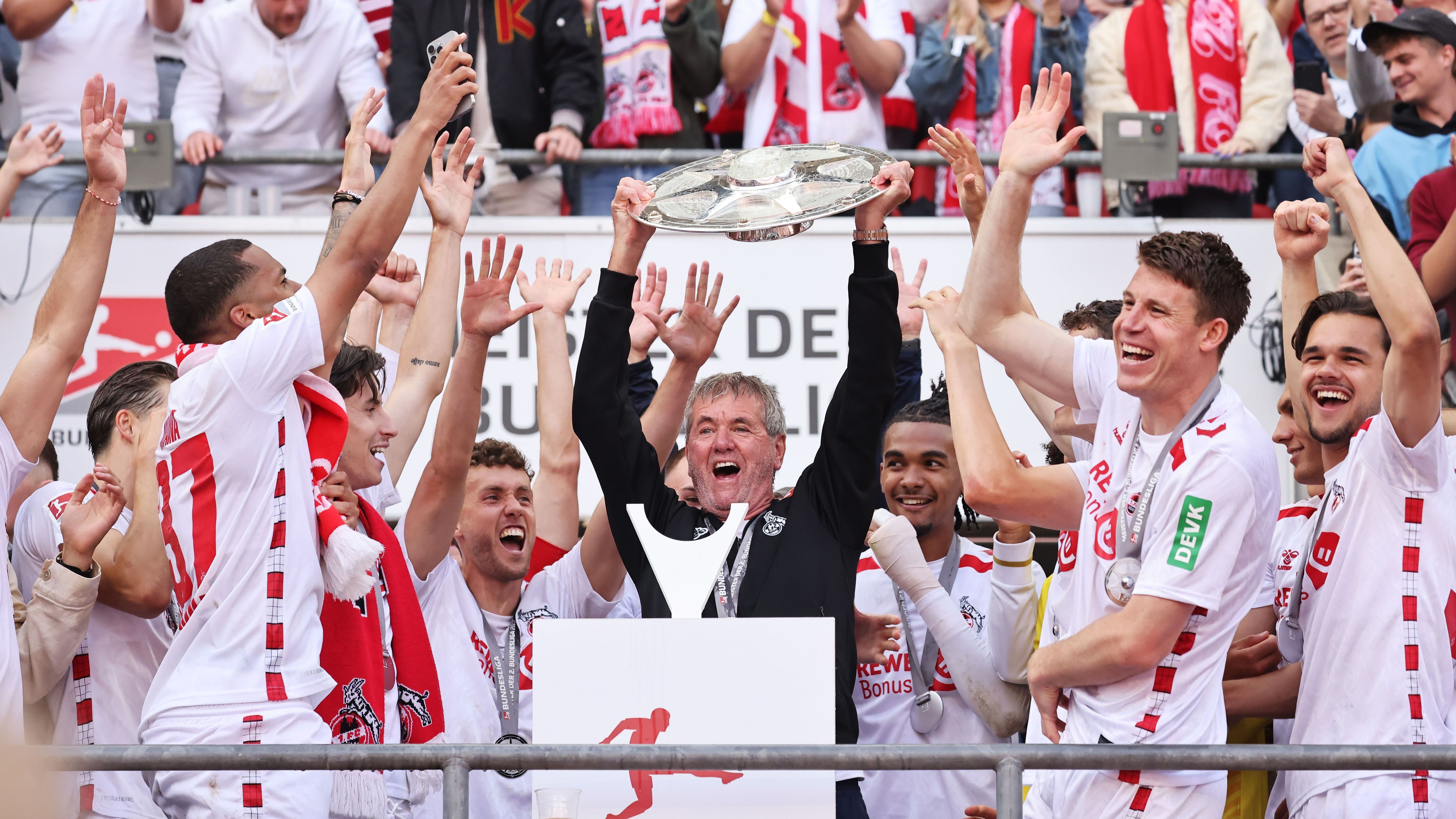 <strong>Meister-Macher Friedhelm Funkel</strong><br>Als Feuerwehrmann sprang Friedhelm Funkel nach dem 32. Spieltag ein, um die Kölner in seiner dritten Amtszeit zurück in die Bundesliga zu führen - und der 71-Jährige lieferte. Auf Platz 2 übernahm Funkel den FC, als Zweitliga-Meister beendet er mit dem Team die Saison. Für ihn ist es bereits der siebte Bundesliga-Aufstieg seiner langen Trainer-Karriere.
