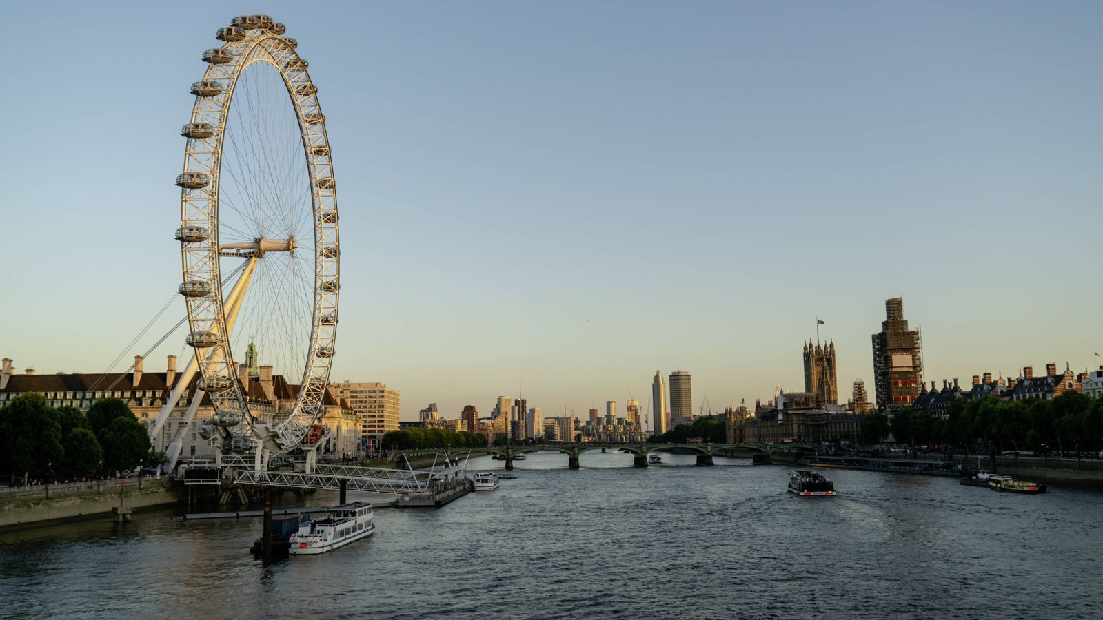 
                <strong>London (25./26. Juli 2020)</strong><br>
                Das Finale findet in dieser Saison in London statt, und das sowohl für die Formel E als auch für die Jaguar I-PACE eTrophy mit zwei Läufen am Samstag und Sonntag. Bereits in den ersten beiden Saisons fuhr die Formel E in der britischen Hauptstadt, damals im Battersea Park.
              