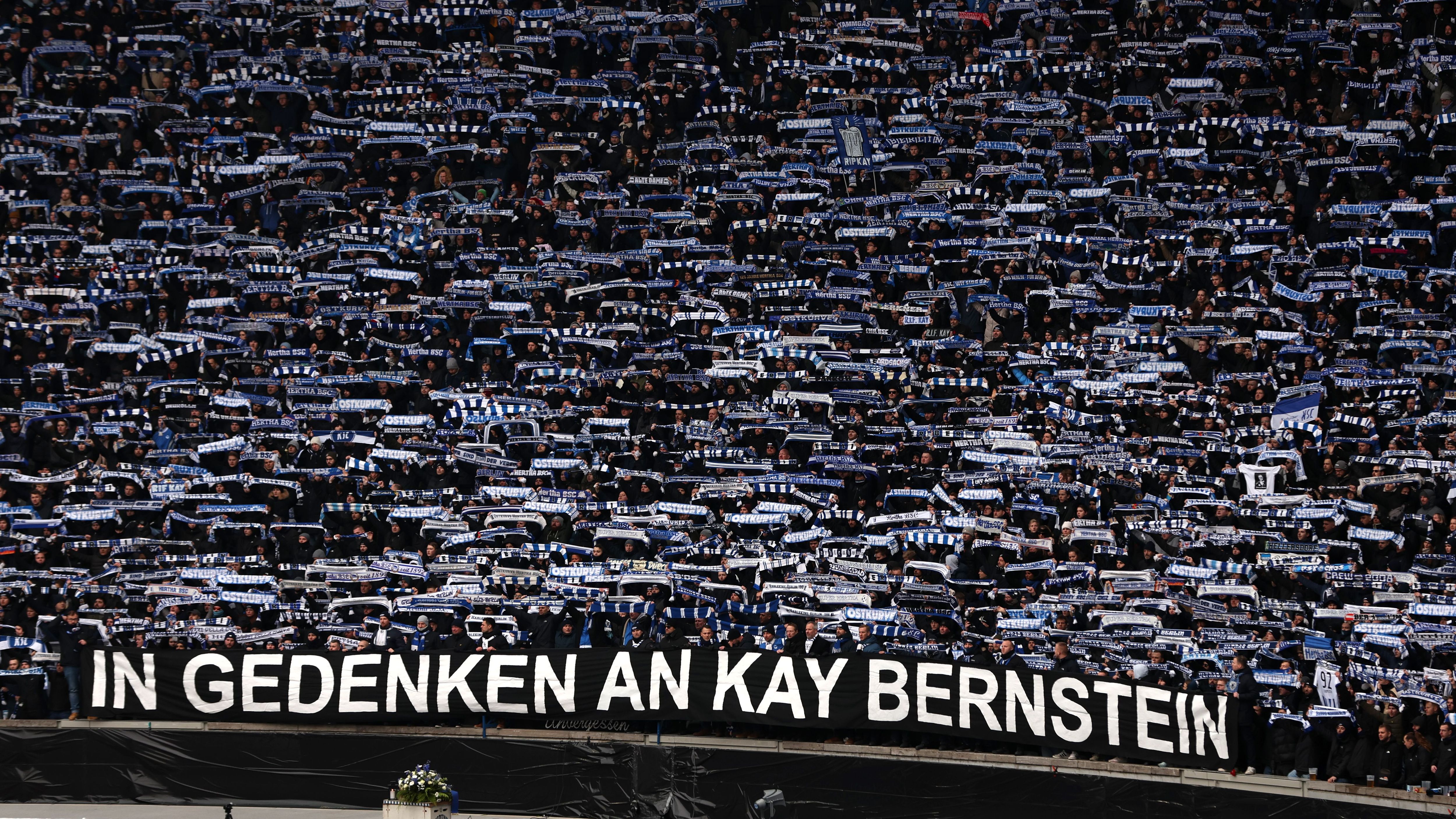 ... die Ultras würdigten Bernstein mit einem Spruchband und einer Schal-Choreografie.