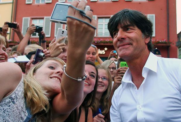 
                <strong>Freiburg feiert "Popstar" Löw</strong><br>
                Löw hautnah: Der Rekord-Torschütze und Ehrenspielführer des SC Freiburg geht mit seinen Fans auch Tuchfühlung. Besonders beliebt sind "Jogi-Selfies".
              