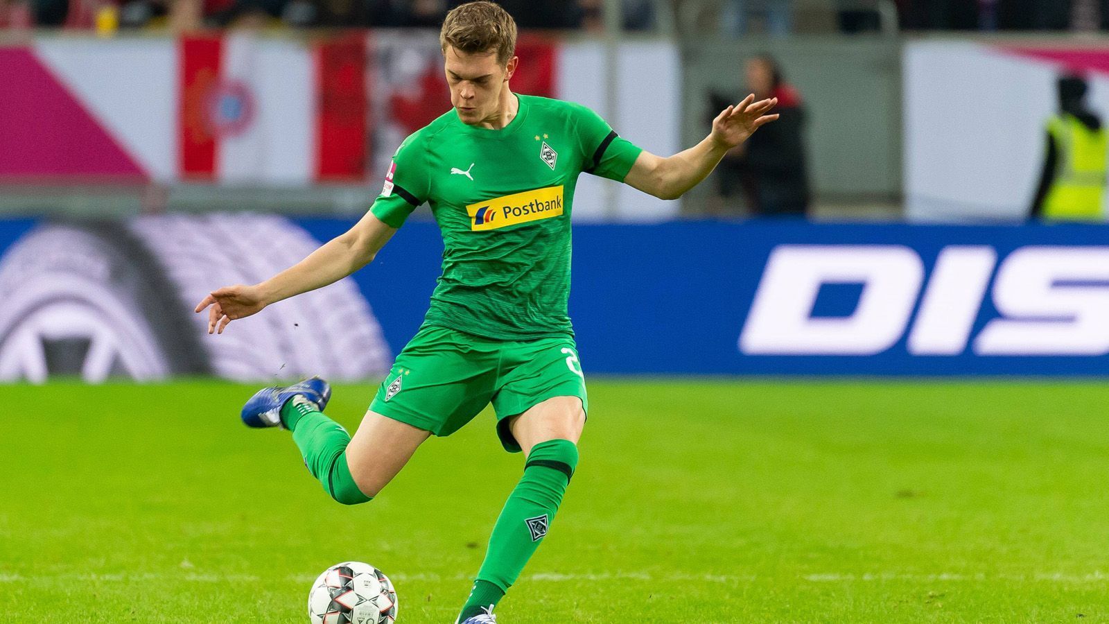 
                <strong>Borussia Mönchengladbach</strong><br>
                Das Jahr fing nicht gut an für die Gladbacher: 1:2 gegen den 1. FC Magdeburg, 0:2 gegen Standard Lüttich. Doch beim Telekom Cup zeigte das Team einen Aufwärtstrend: Mit temporeichen Offensiv-Fußball mussten sie sich im Finale erst im Elfmeterschießen dem FC Bayern geschlagen geben. Auftrieb dürfte der Mannschaft auch die Rückkehr von Abwehrchef Matthias Ginter sowie Offensivspieler Lars Stindl geben.
              