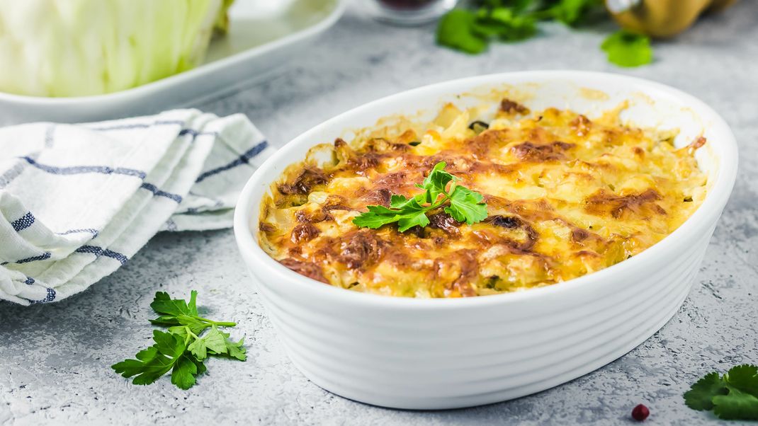 Dieser vegane Kartoffelauflauf schmeckt köstlich und ist vegan obendrein! Mit unserem Rezept verzauberst du garantiert alle Veganer:innen und Vegetarier:innen.