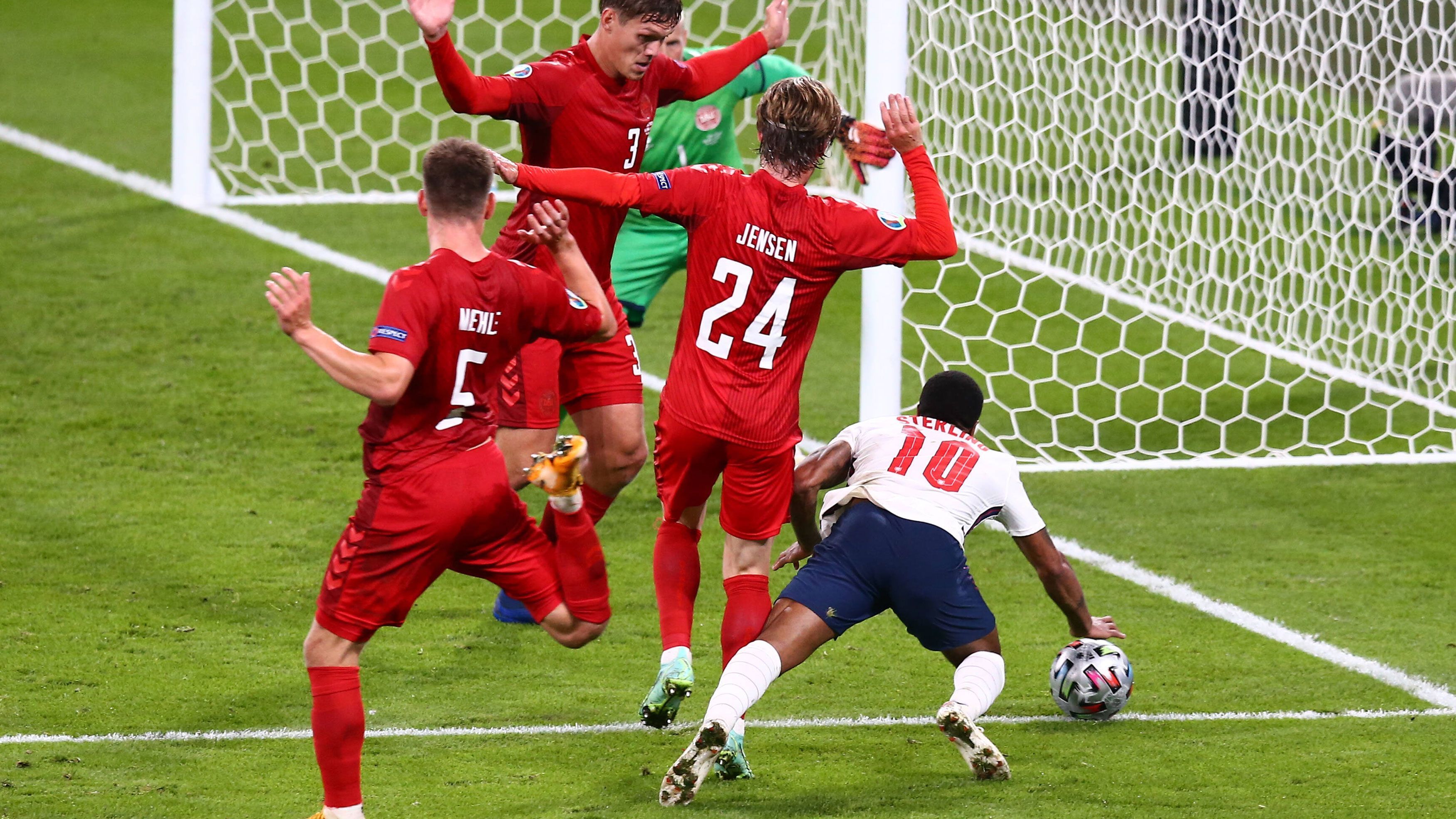 
                <strong>"Zwischen historisch und schmeichelhaft" - Die Pressestimmen zum Finaleinzug der "Three Lions"</strong><br>
                Für die internationale Presse war vor allem die Elfmeterentscheidung in der Verlängerung des EM-Halbfinals zwischen England und Dänemark der große Aufreger. Selbst in England sprach man teilweise von einem "schmeichelhaften" Strafstoß. ran hat euch einige der Schlagzeilen aus Europas Zeitungen zusammengestellt.
              