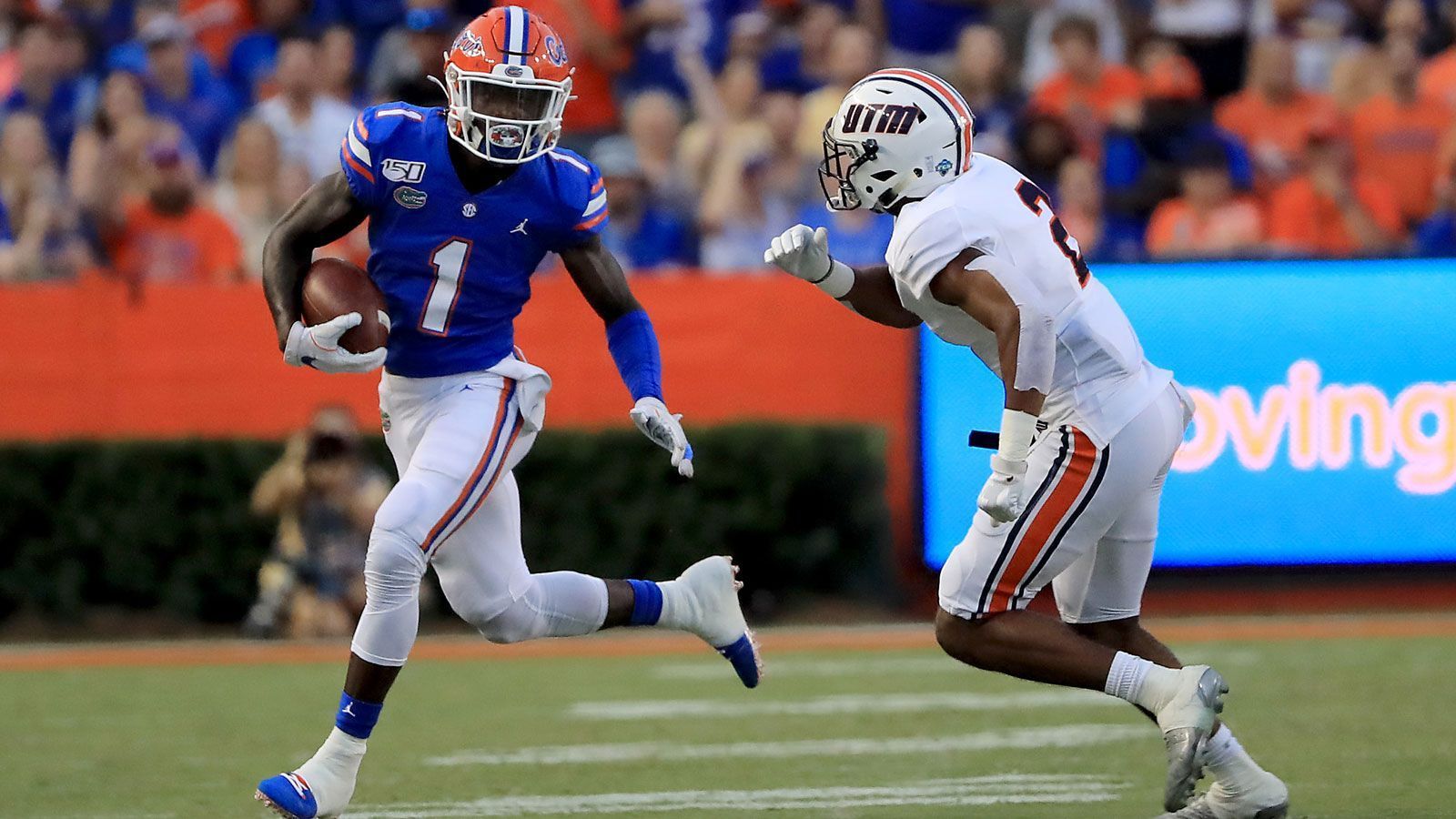 
                <strong>21. Pick - Indianapolis Colts: Kadarius Toney (WR, Florida)</strong><br>
                Von der Stärke des Pass-Angriffs der Florida Gators konnten sich zum Leidwesen von Björn Werner einige ranCOLLEGE-Zuschauer im vergangenen Jahr zuhauf überzeugen. Durch die Verpflichtung von Carson Wentz werden die Colts jetzt nachlegen und versuchen, den Quarterback mit der Unterstützung zu versorgen, die er in Philadelphia oft schmerzlich vermisste. Kadarius Toney (li.) bringt die Geschwindigkeit mit, die es braucht, um auf dem nächsten Level zu dominieren. Er kann aus dem Backfield als Ballträger und als Reveiver auf nahezu allen Positionen agieren und ist außerdem kaum zu tackeln, sobald er das Ei in den Händen hält. Neben der starken O-Line der Colts wird hier die Grundlage dafür gelegt, dass Wentz zu alter Stärke zurückfinden kann - oder er zumindest keine Ausreden mehr hat, wenn es nicht klappt.
              