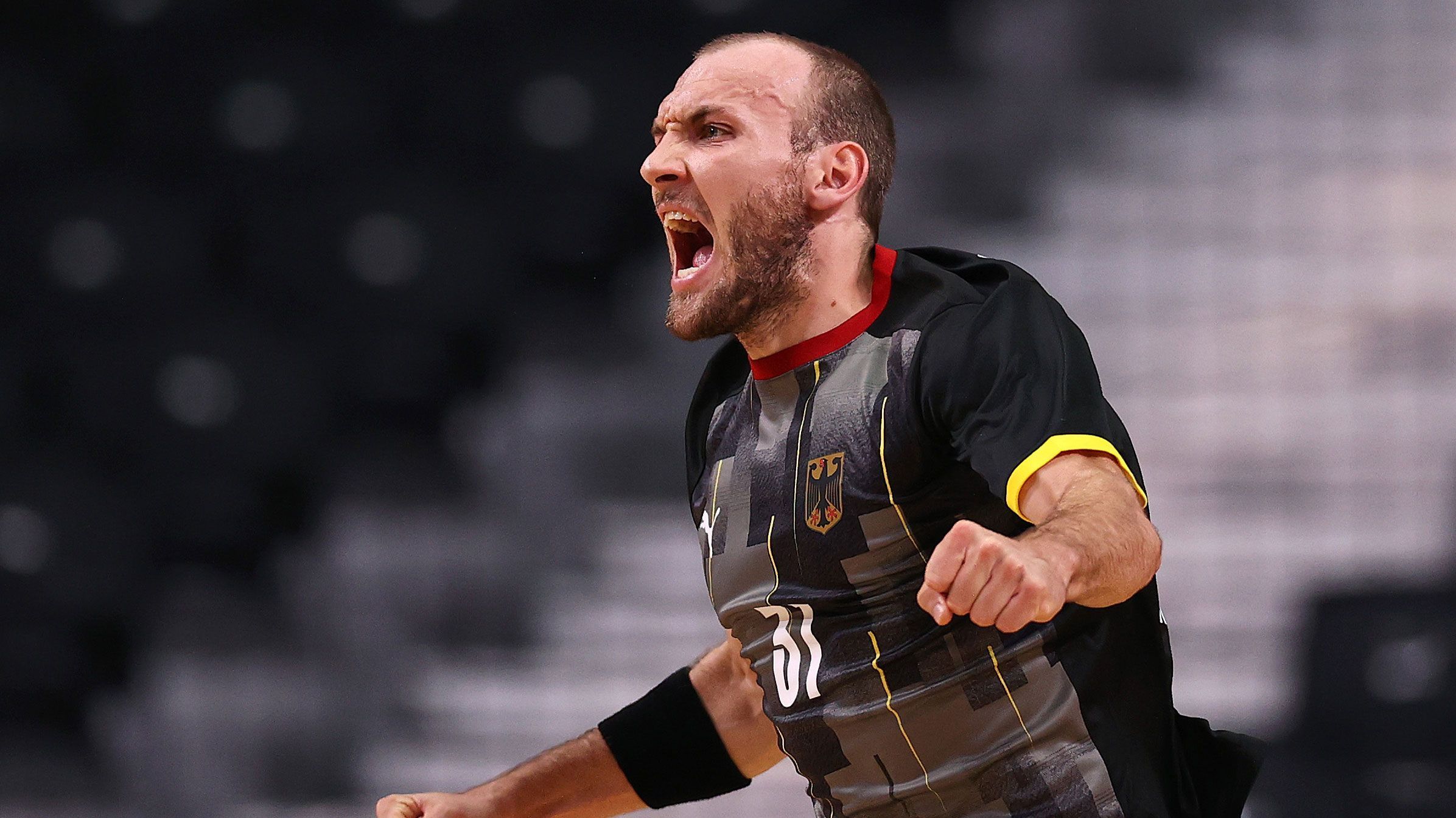 
                <strong>Handball, Herren</strong><br>
                Die Vorrunde ist für die deutschen Handballer überstanden, nun wartet im Viertelfinale das Team aus Ägypten (Dienstag, 13:45 Uhr). Mit Frankreich, Norwegen und den Favoriten aus Dänemark noch im Turnier, wird die Mission-Gold aber alles andere als einfach für das Team von Alfred Gislason. Doch mit dem überzeugenden Sieg gegen Norwegen hat die Mannschaft bereits bewiesen, dass mit ihr zu rechnen ist. Vor allem die Torhüter um Johannes Bitter und Andreas Wolff zeigen bisher grandiose Leistungen und pushen das Team nach vorne. Dass es für den Sprung nach ganz oben reicht, wäre zwar eine große Überraschung, aber nach der Bronzemedaille in Rio wollen die Handballer nun auch nach Gold greifen. 
              