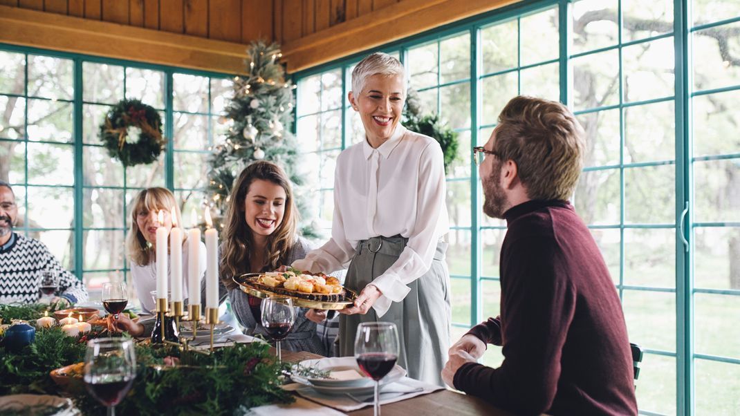 Braten, deftige Beilagen und üppige Nachtische: An den Weihnachtsfeiertagen ist es nicht unbedingt leicht auf eine gesunde Ernährung zu achten. Wir zeigen dir, wie du mit gutem Gewissen schlemmen kannst.