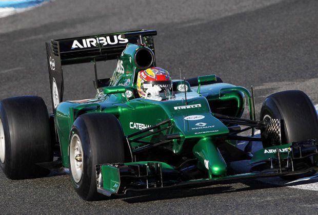 
                <strong>Caterham CT05</strong><br>
                ...auch wenn die Nase auch bei diesem Gefährt gewöhnungsbedürftig ist. Die Testfahrten sprechen für das Team: 3313 Testkilometer gegenüber 2458 bei Toro Rosso, 1710 bei Red Bull und 1288 bei Lotus.
              