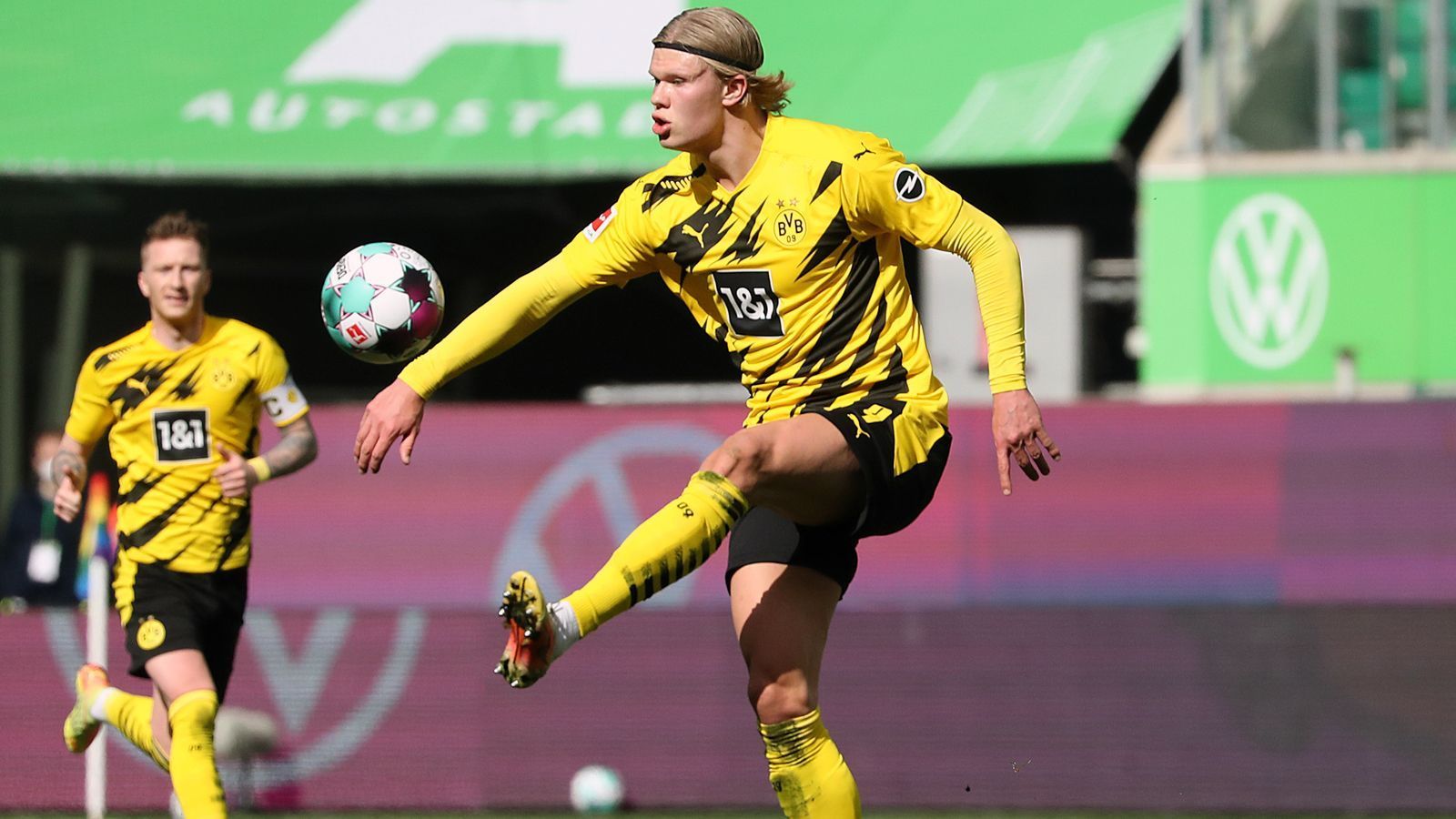 
                <strong>Erling Haaland (Borussia Dortmund)</strong><br>
                Bleibt Erling Haaland über den Sommer 2021 hinaus in Dortmund oder nicht? Der Berater des Norwegers hat sich dazu zuletzt in der spanischen Zeitung "AS" geäußert. "Sie sagten uns feierlich: 'Wir verkaufen ihn nicht'. Das ist die Situation, absolut. (…) Jetzt lasst uns sehen, ob dieses Verlangen noch bis zum 1. September da ist", erklärte der Italiener mit Bezug auf Dortmunds Aussagen zur Personalie Haaland. "Ich habe einen anderen Blickwinkel, ich denke, wenn sich eine gute Chance ergibt, mit der jeder glücklich wäre, dann werden wir diese thematisieren", legte der Agent nach. Laut Raiola sollen alle Klubs, die zuletzt die Super-League-Abspaltung planten, Interesse an Haaland haben. Der Norweger ist wohl Raiolas wichtigstes Klient im Moment.
              