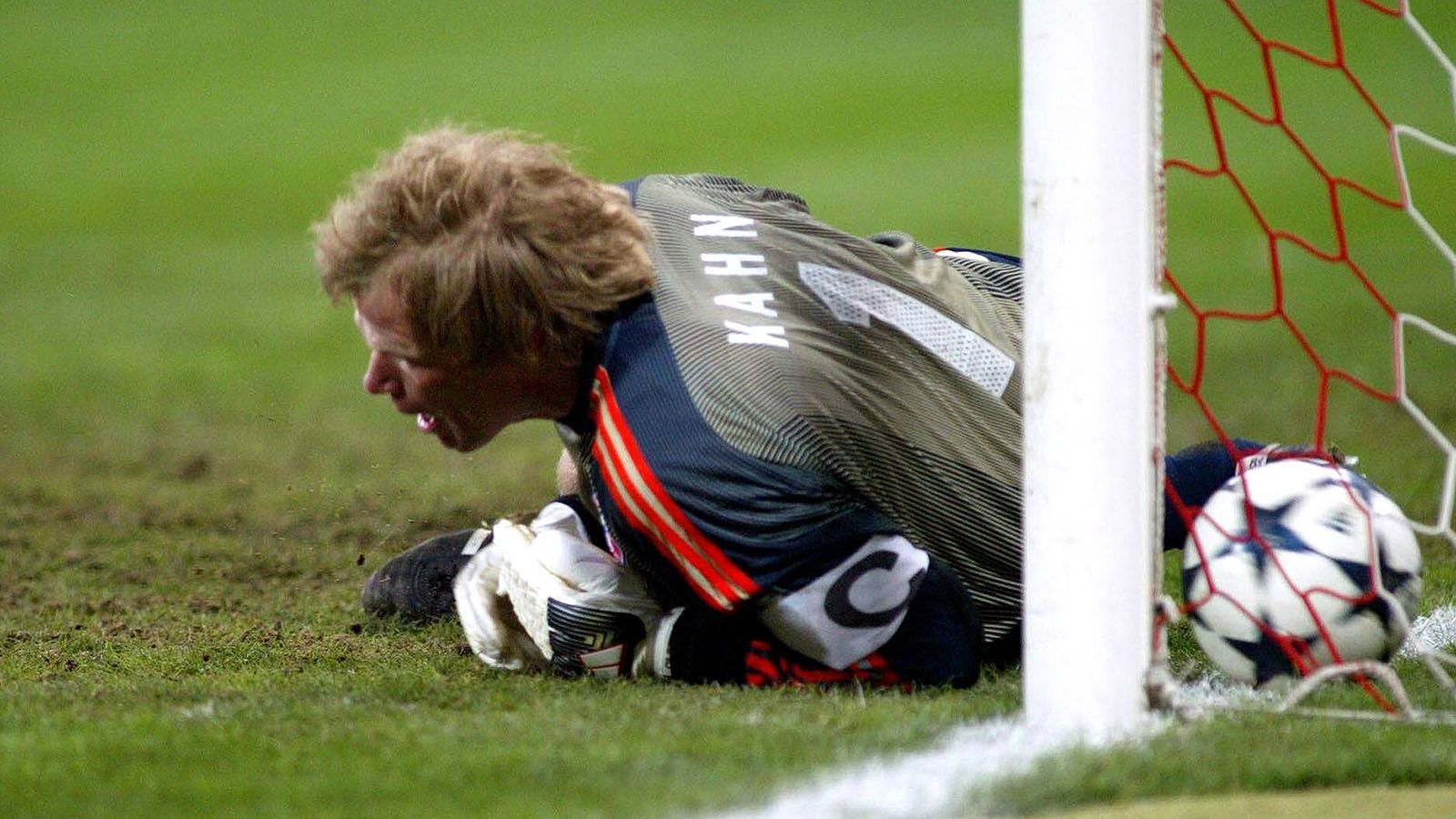 
                <strong>Oliver Kahn (FC Bayern) </strong><br>
                ...und rollte mit allerletzter Kraft über die Torlinie der Münchner zum späten Ausgleich der Madrilenen. Nach dem Spiel zeigte sich Kahn wütend und meinte: "Dann muss ich halt dieses Spiel in Madrid allein gewinnen."
              