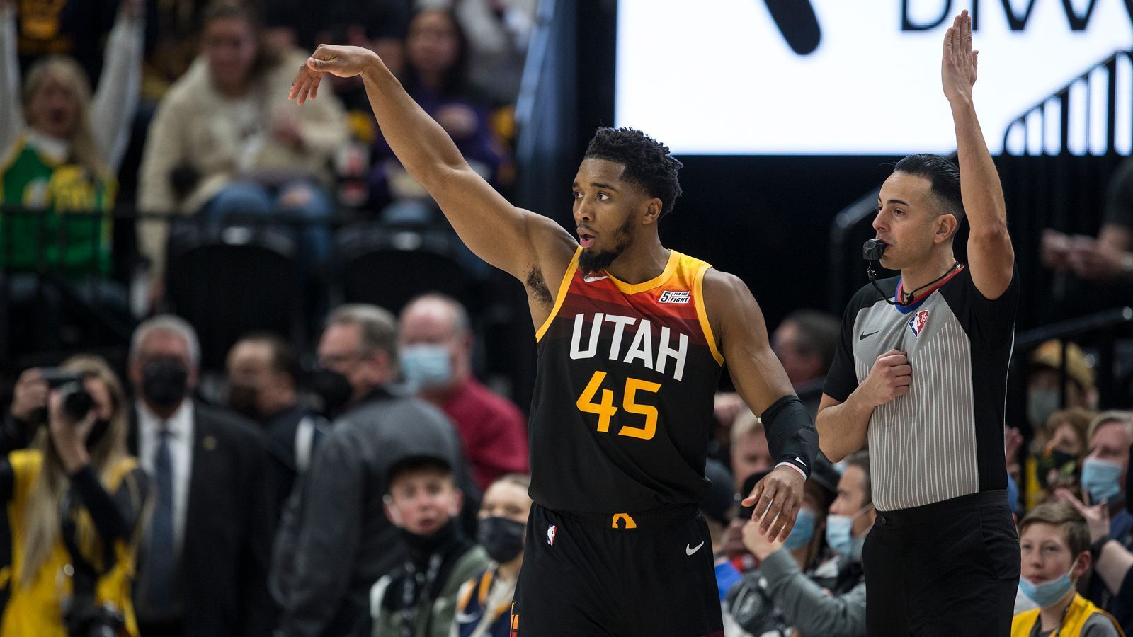 
                <strong>Donovan Mitchell (Utah Jazz/Reserve)</strong><br>
                &#x2022; Punkte: 25,5 -<br>&#x2022; Rebounds: 4,2 -<br>&#x2022; Assists: 5,2 -<br>&#x2022; All-Star Nominierungen: 3. <br>
              