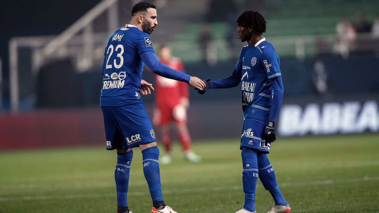 
                <strong>ESTAC Troyes (Frankreich)</strong><br>
                Seit September 2020 gehört der französische Klub ESTAC Troyes zur City-Football-Familie. Den damaligen Zweitligisten führte diese Geschäftsverbindung mit den Geldgebern aus Abu Dhabi mittlerweile zurück in die Ligue 1. In der Vorsaison konnte Troyes dann nicht zuletzt dank fünf Leihspielern von ManCity die Klasse halten. Mit Verteidiger Issa Kabore (re.) steht im vorläufigen Troyes-Kader für 2022/23 aktuell nur noch ein Leihspieler der Engländer. Der 21 Jahre junge Verteidiger aus Burkina Faso bestritt in der Vorsaison 31 Ligue-1-Spiele für den damaligen Aufsteiger. 
              