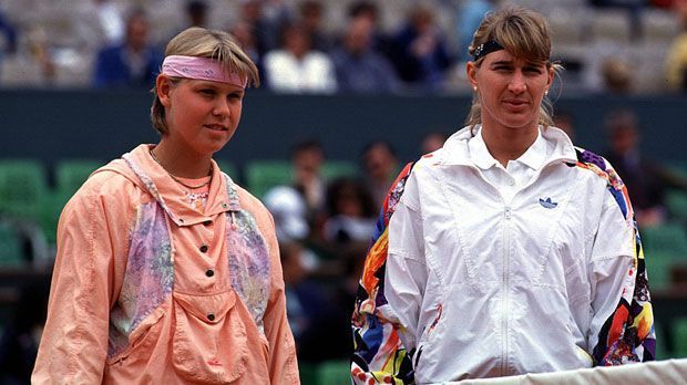 
                <strong>Spiel, Satz und Sieg: Die schönsten Erfolge von Steffi Graf und Co.</strong><br>
                Die Blicke sind ein bisschen gequält: Anke Huber (links) und Steffi Graf vor ihrem Duell bei den French Open 1993. Am Ende kann Graf nicht nur dieses Duell, sondern das gesamte Grand Slam-Turnier für sich entscheiden - im Finale schlägt sie die US-Amerikanerin Mary Joe Fernandez.
              